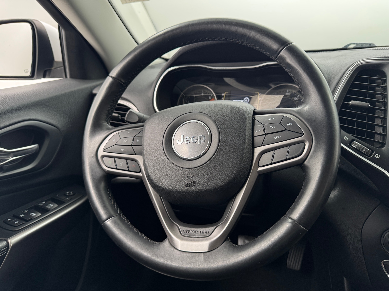 Thumbnail: 2019 Jeep Cherokee - 5