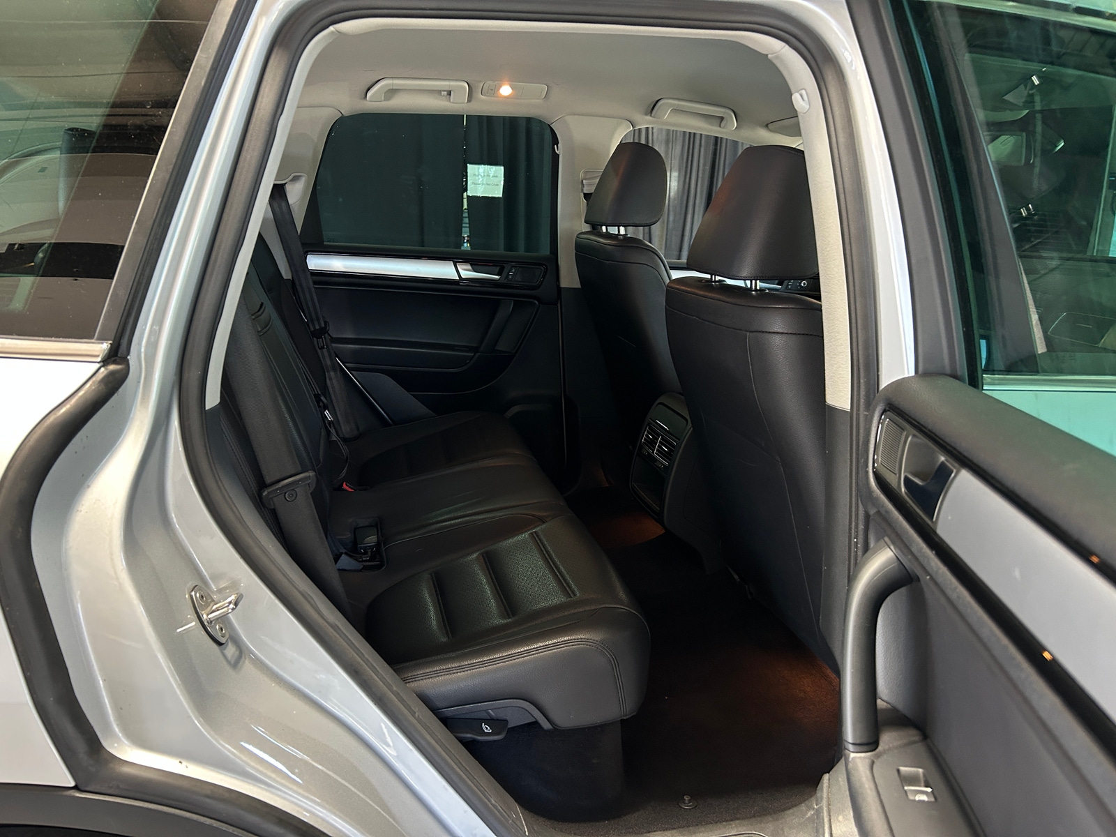 Thumbnail: 2013 Volkswagen Touareg - 6