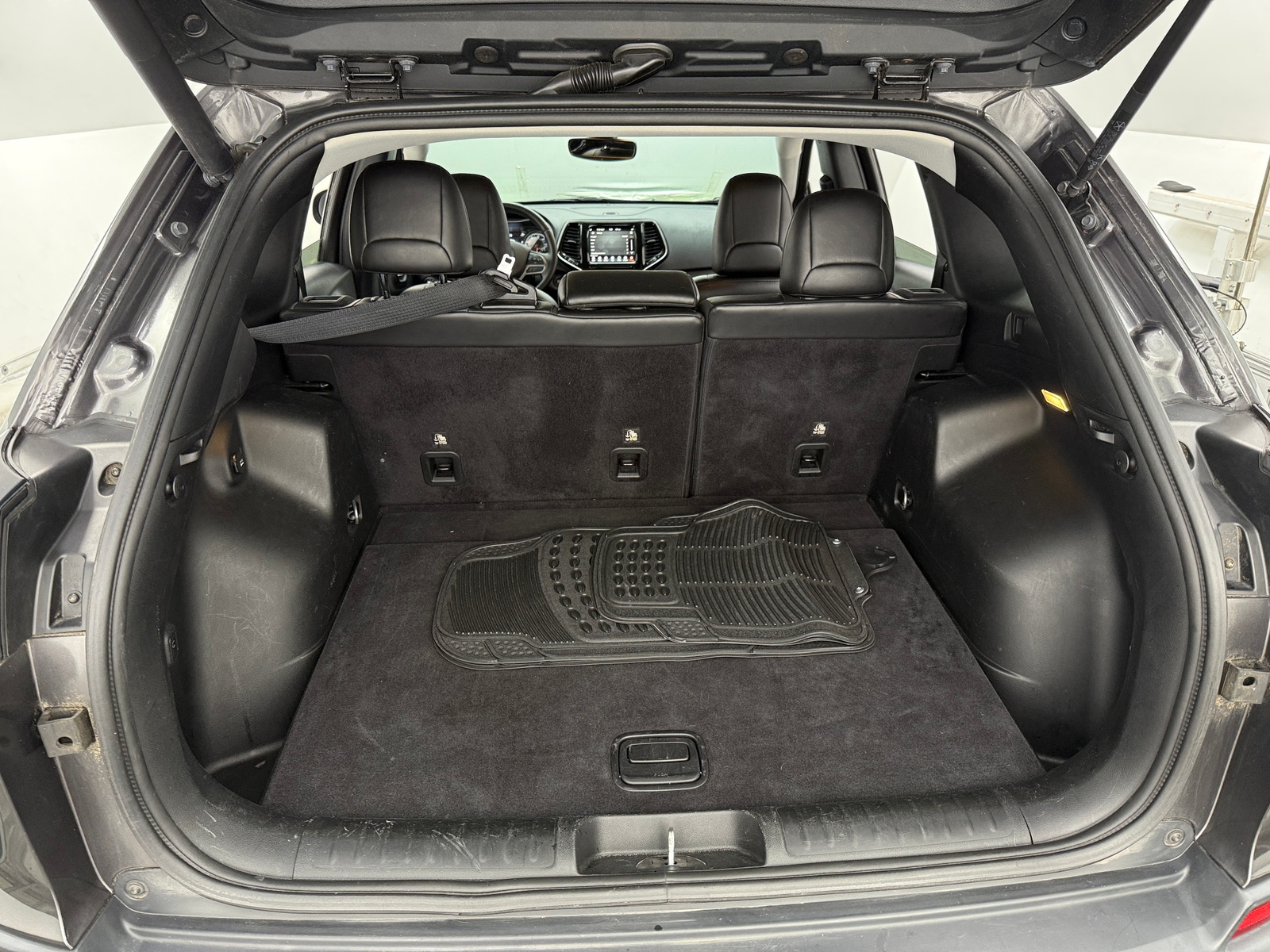 Thumbnail: 2019 Jeep Cherokee - 6