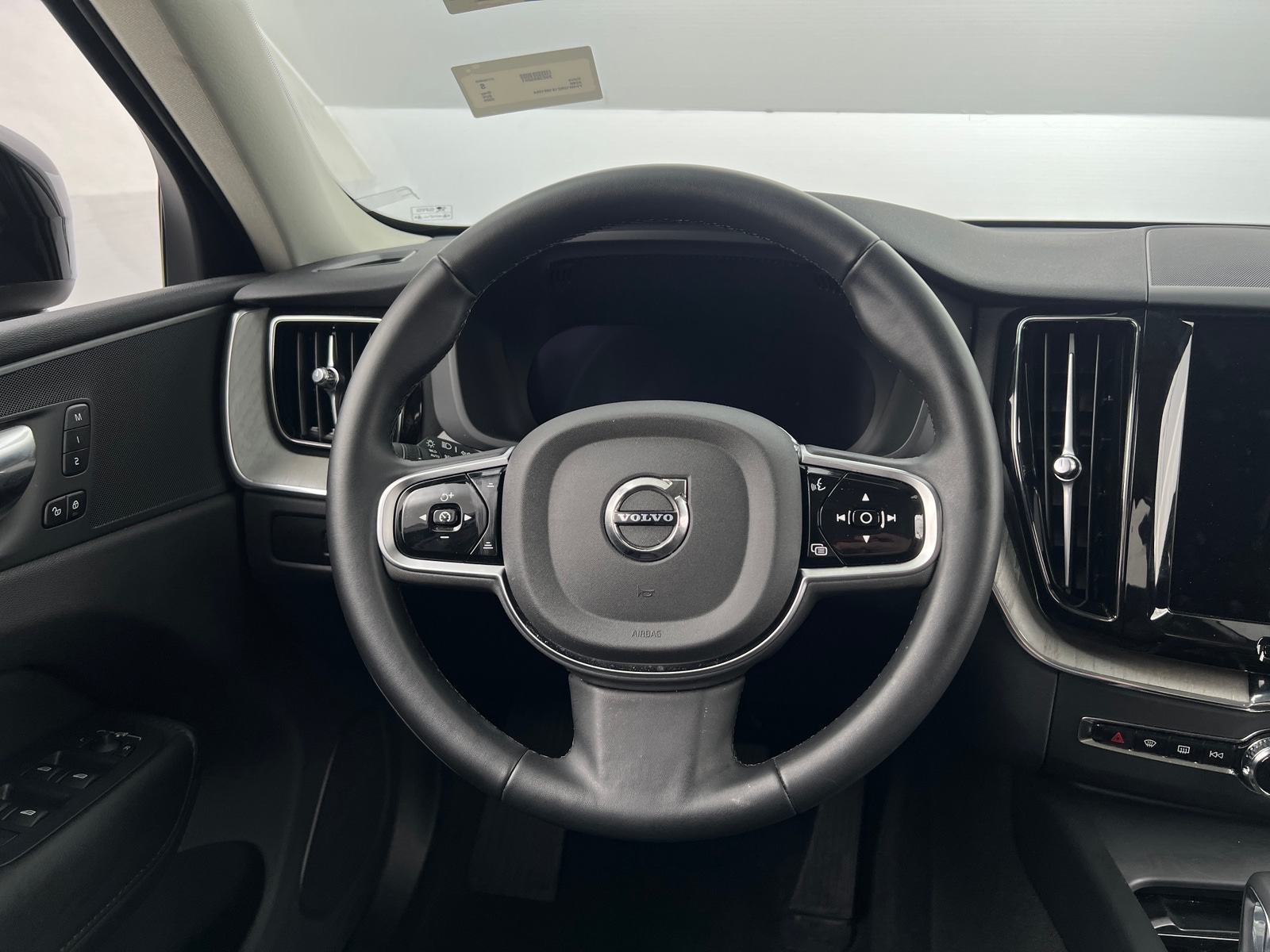 Thumbnail: 2025 Volvo XC60 - 5