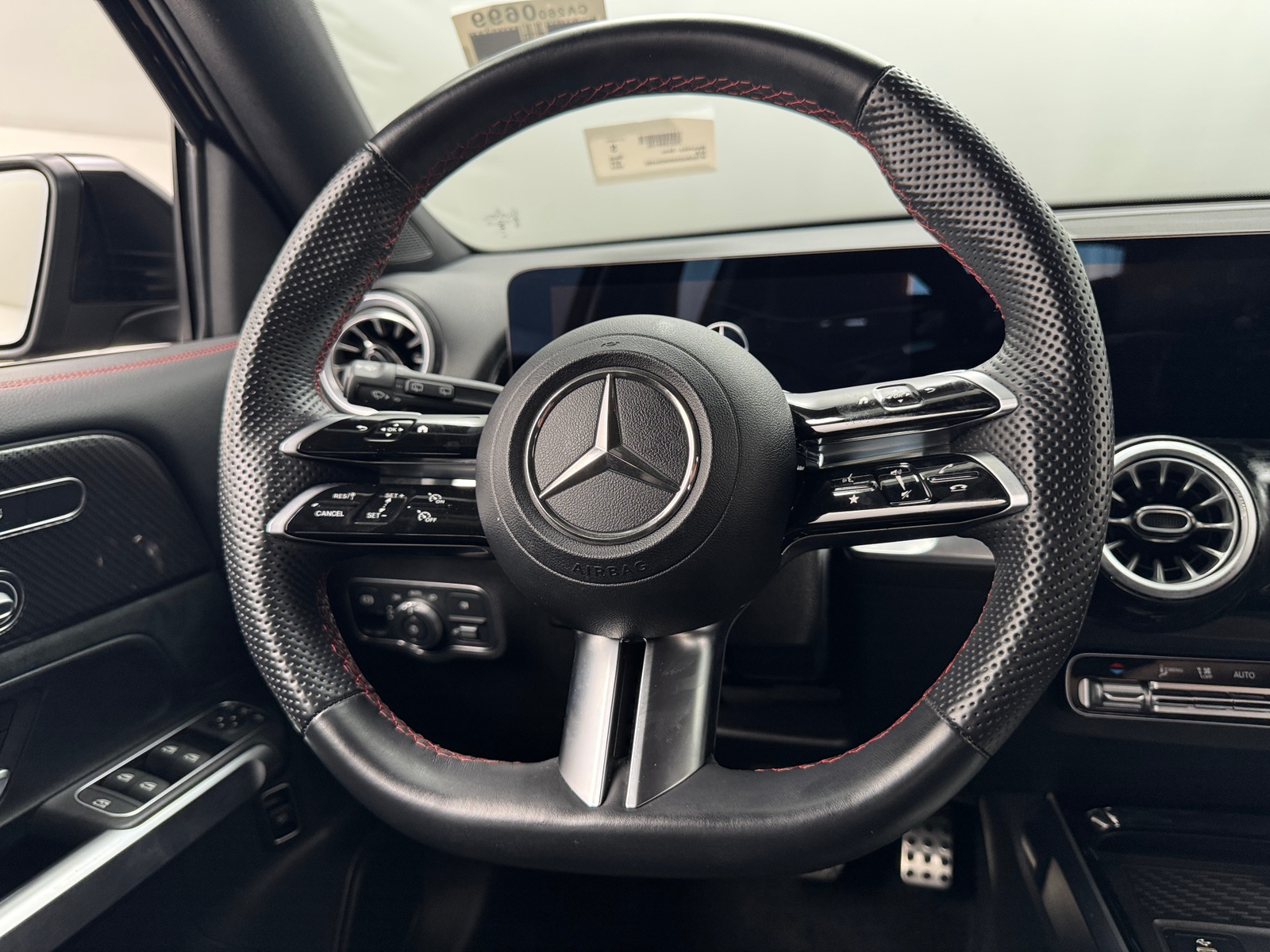 Thumbnail: 2024 Mercedes-Benz GLB - 4