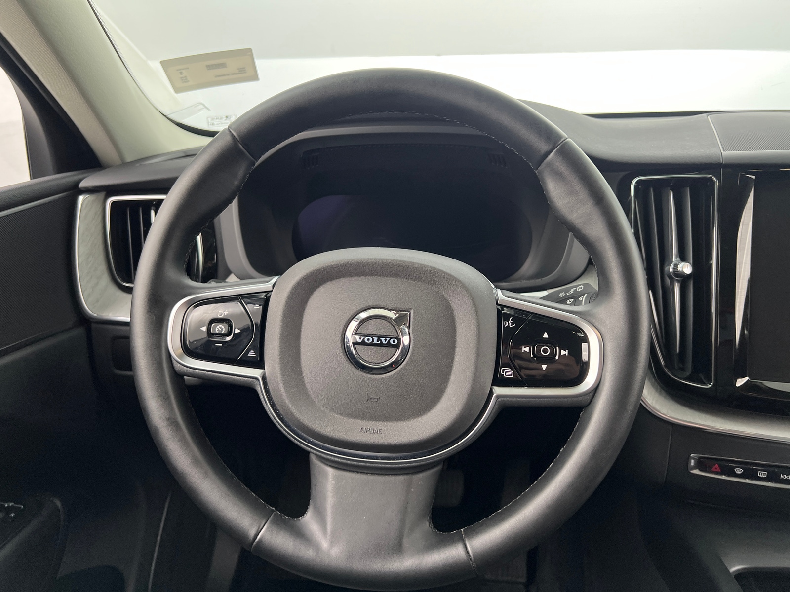 Thumbnail: 2025 Volvo XC60 - 4