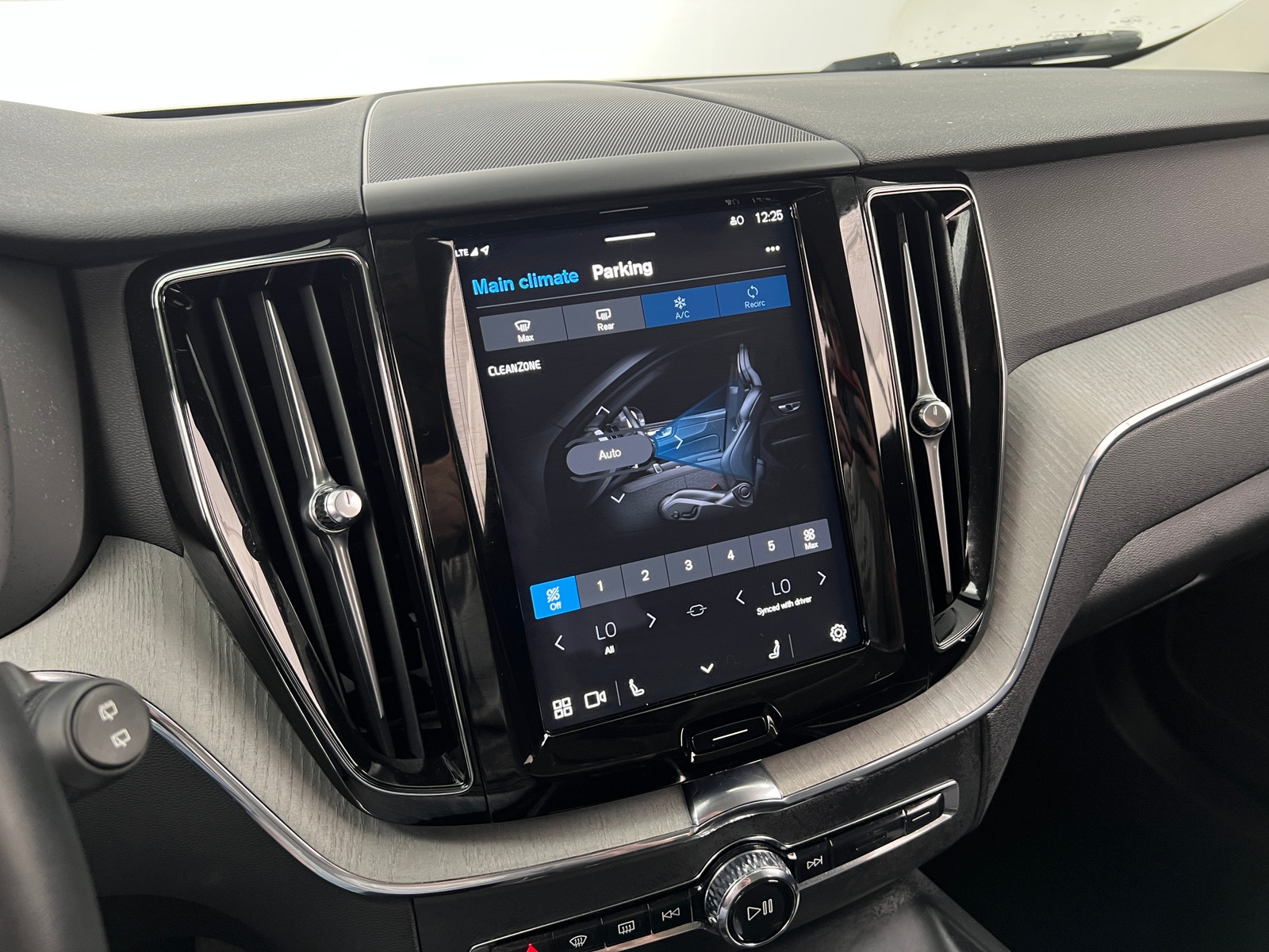 Thumbnail: 2025 Volvo XC60 - 3
