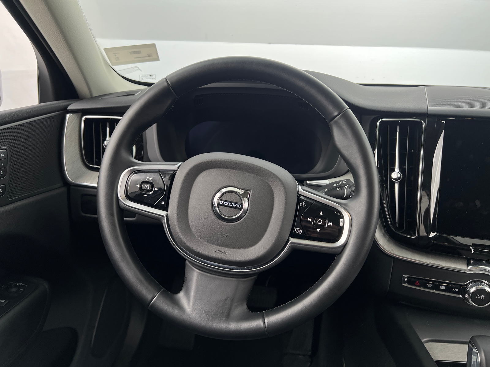 Thumbnail: 2025 Volvo XC60 - 4