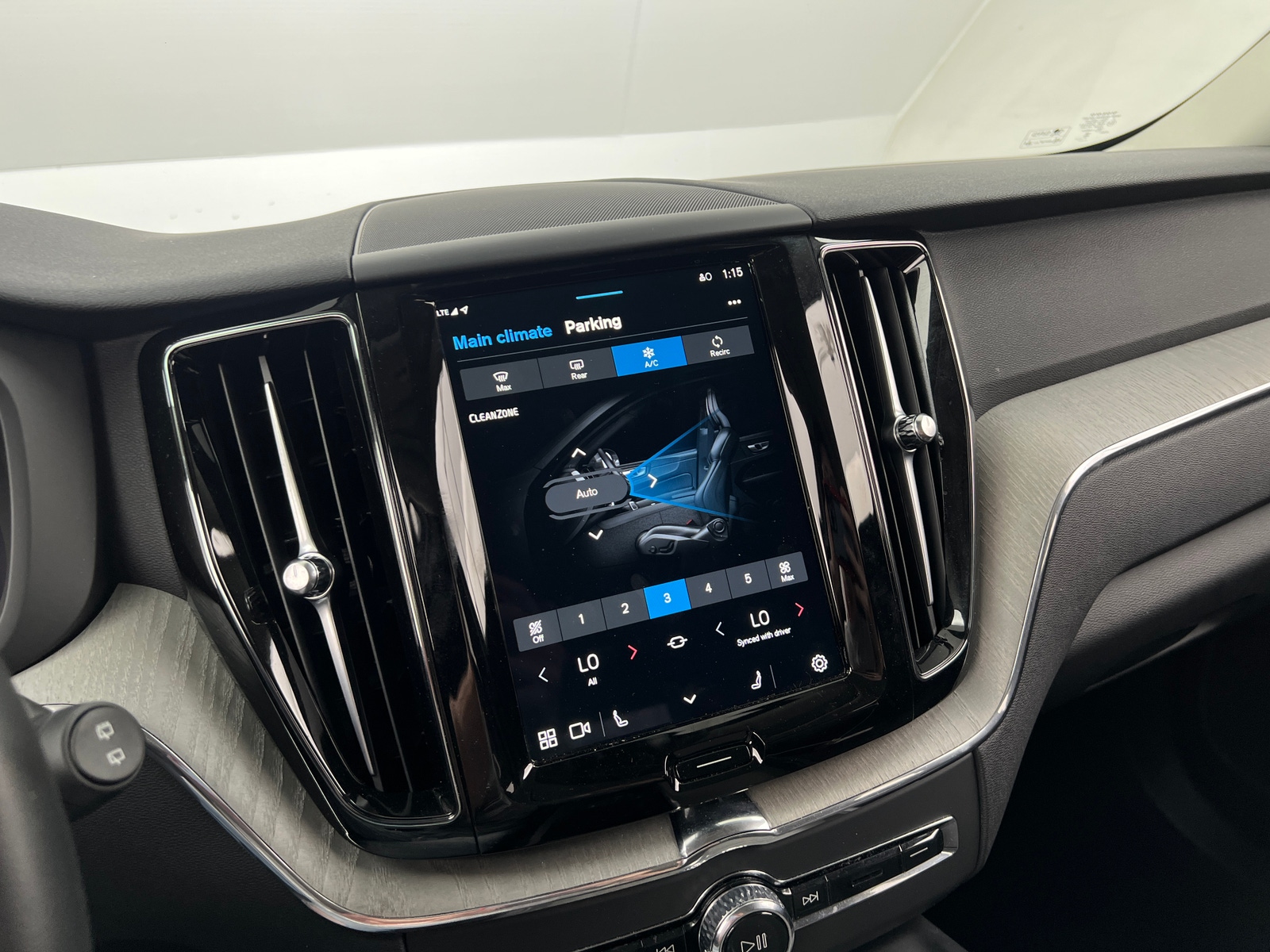 Thumbnail: 2025 Volvo XC60 - 3