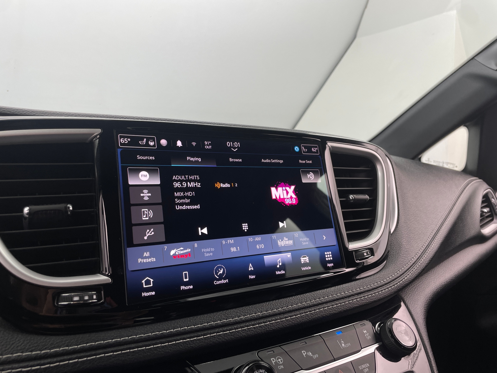 Thumbnail: 2022 Chrysler Pacifica - 4