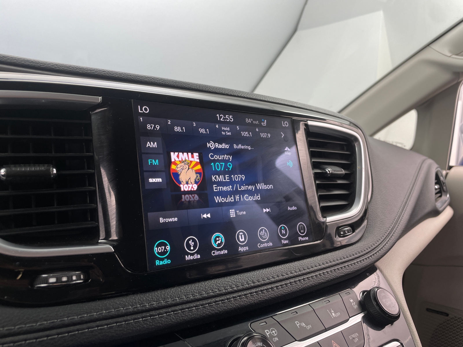Thumbnail: 2019 Chrysler Pacifica - 4