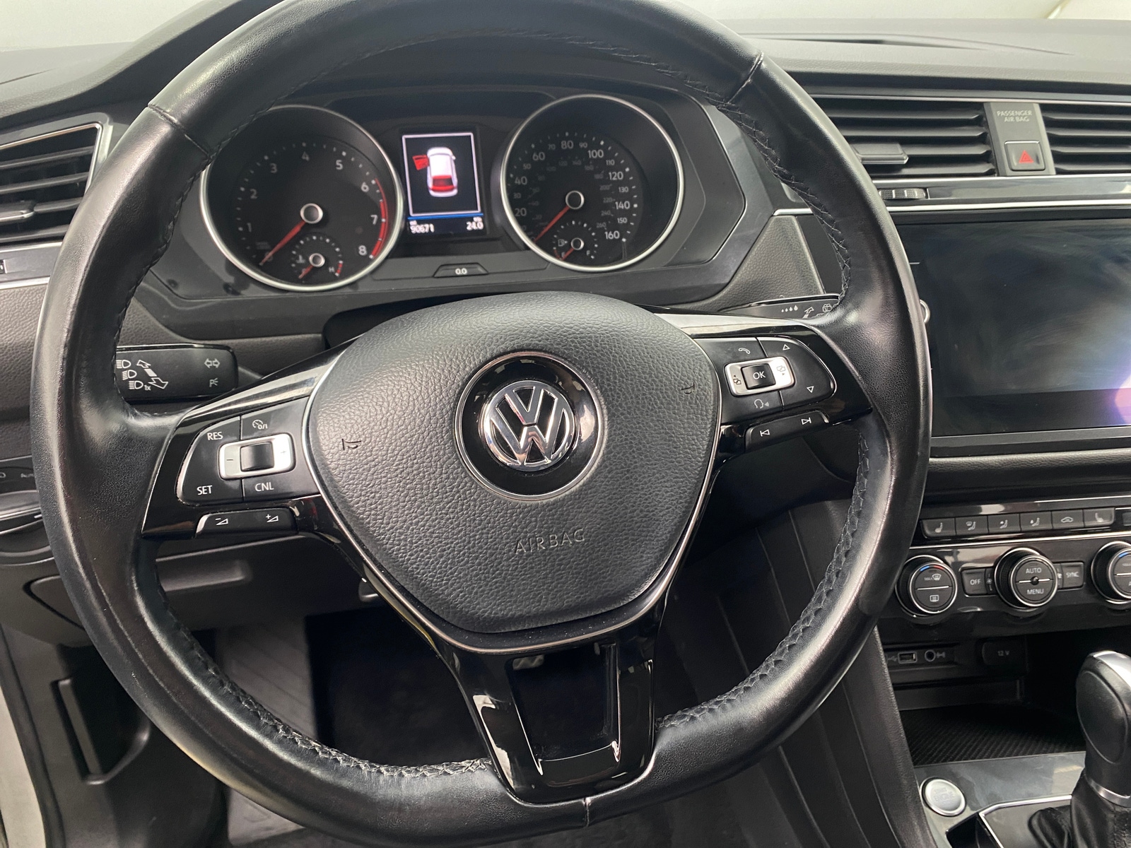 Thumbnail: 2018 Volkswagen Tiguan - 4