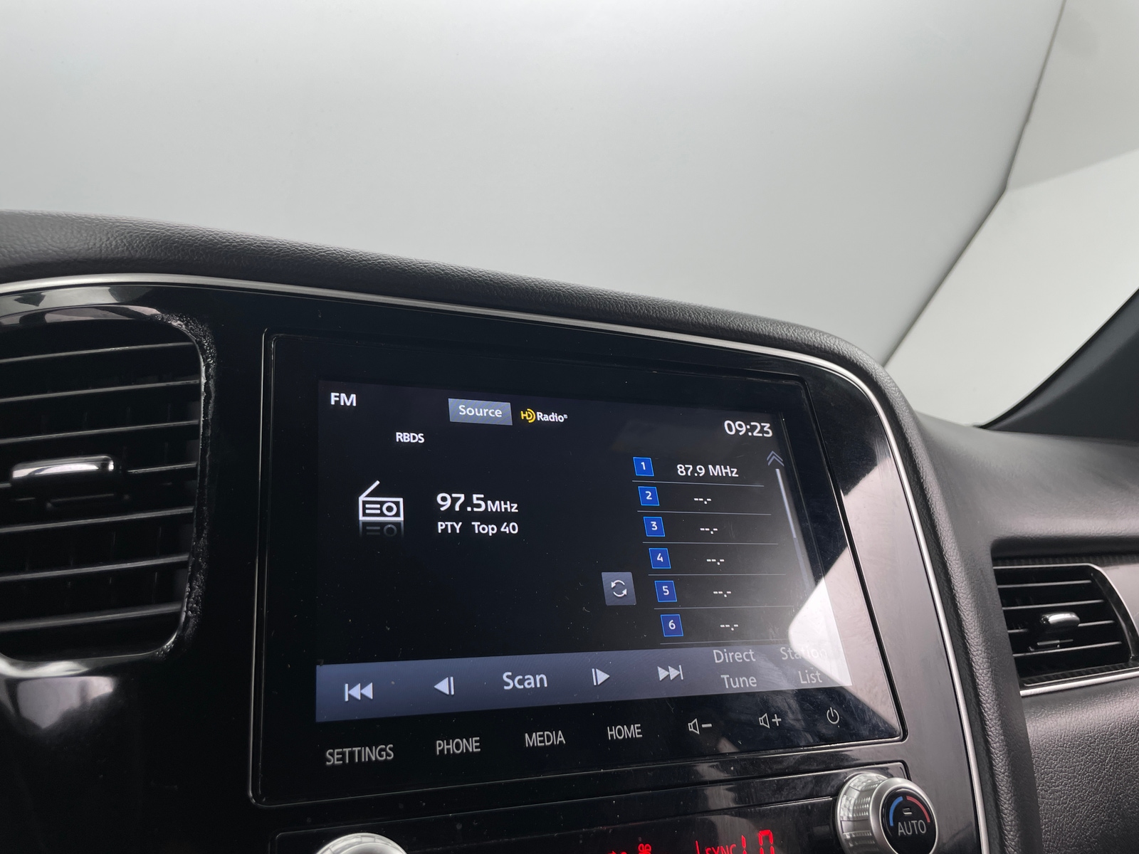 Thumbnail: 2020 Mitsubishi Outlander - 4