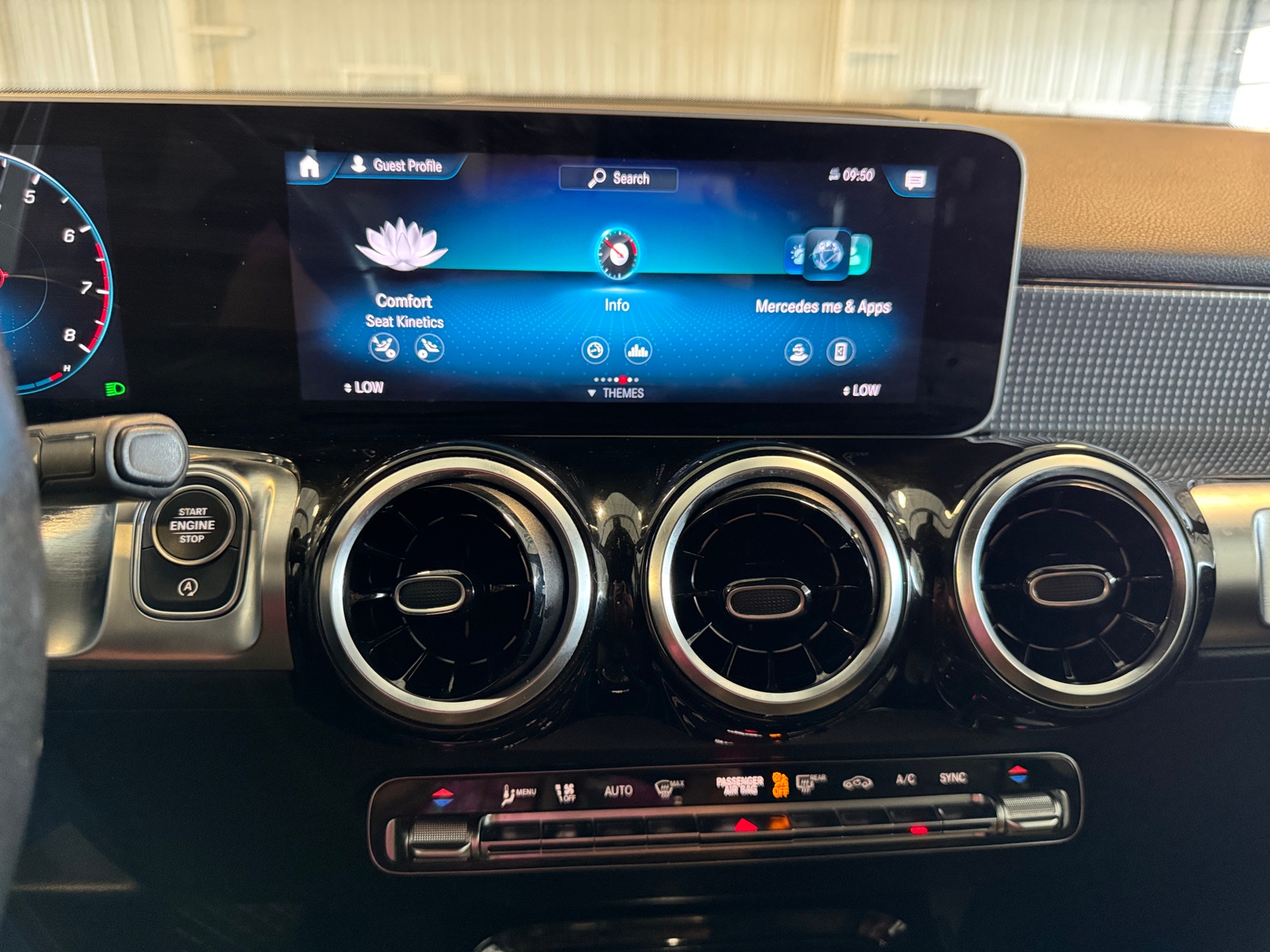 Thumbnail: 2021 Mercedes-Benz GLB - 3
