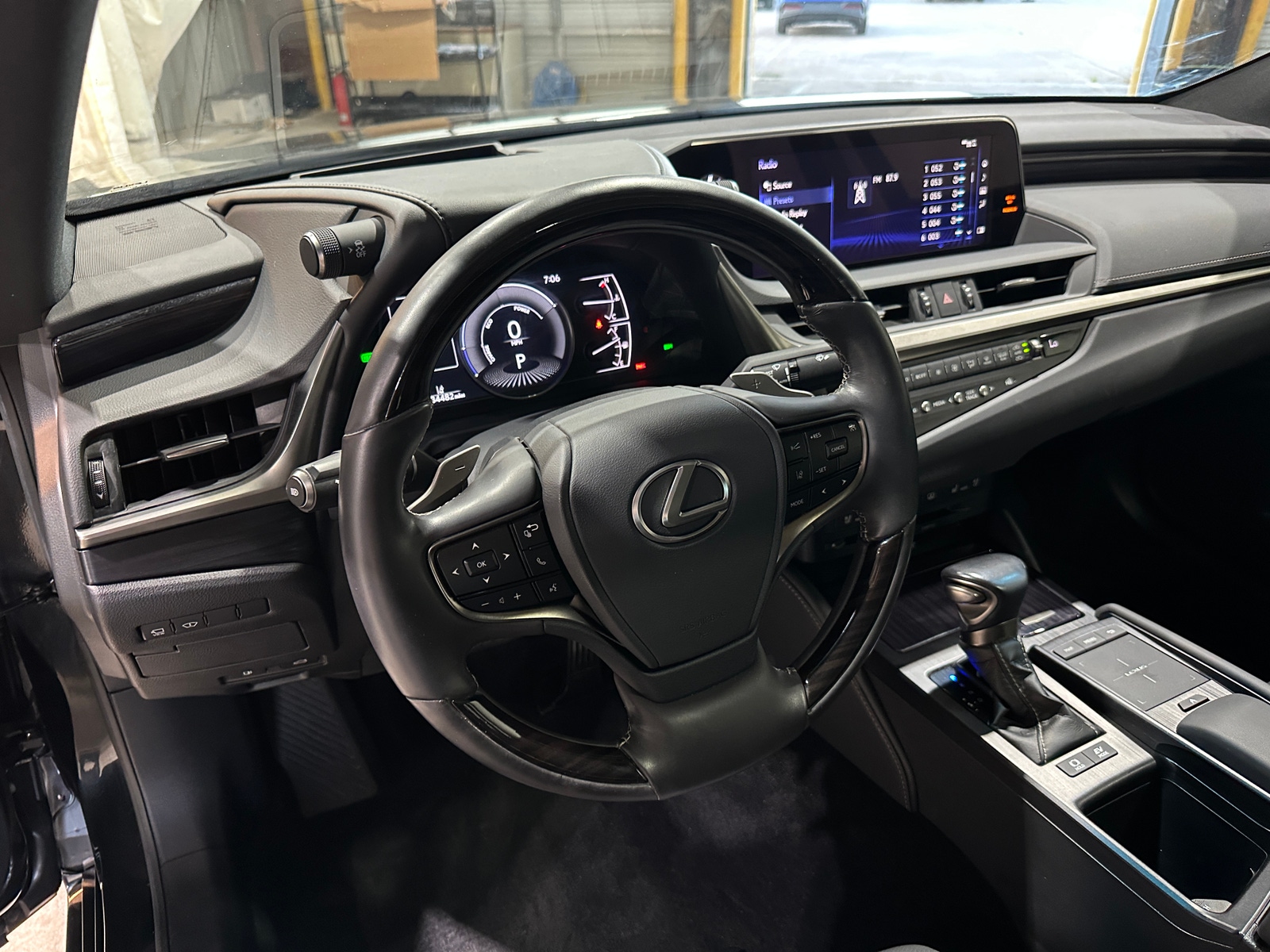 Thumbnail: 2021 Lexus ES - 4