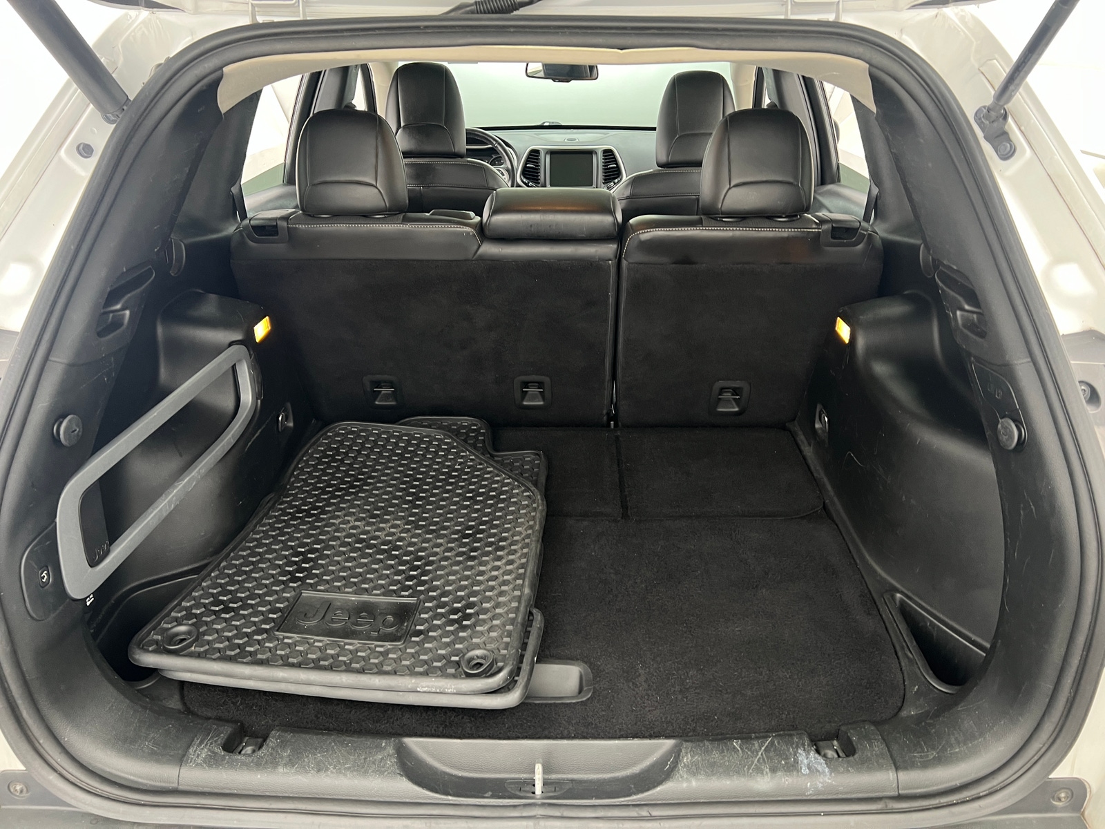 Thumbnail: 2018 Jeep Cherokee - 6
