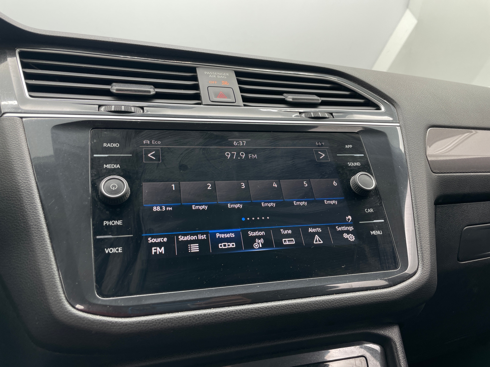 Thumbnail: 2024 Volkswagen Tiguan - 3