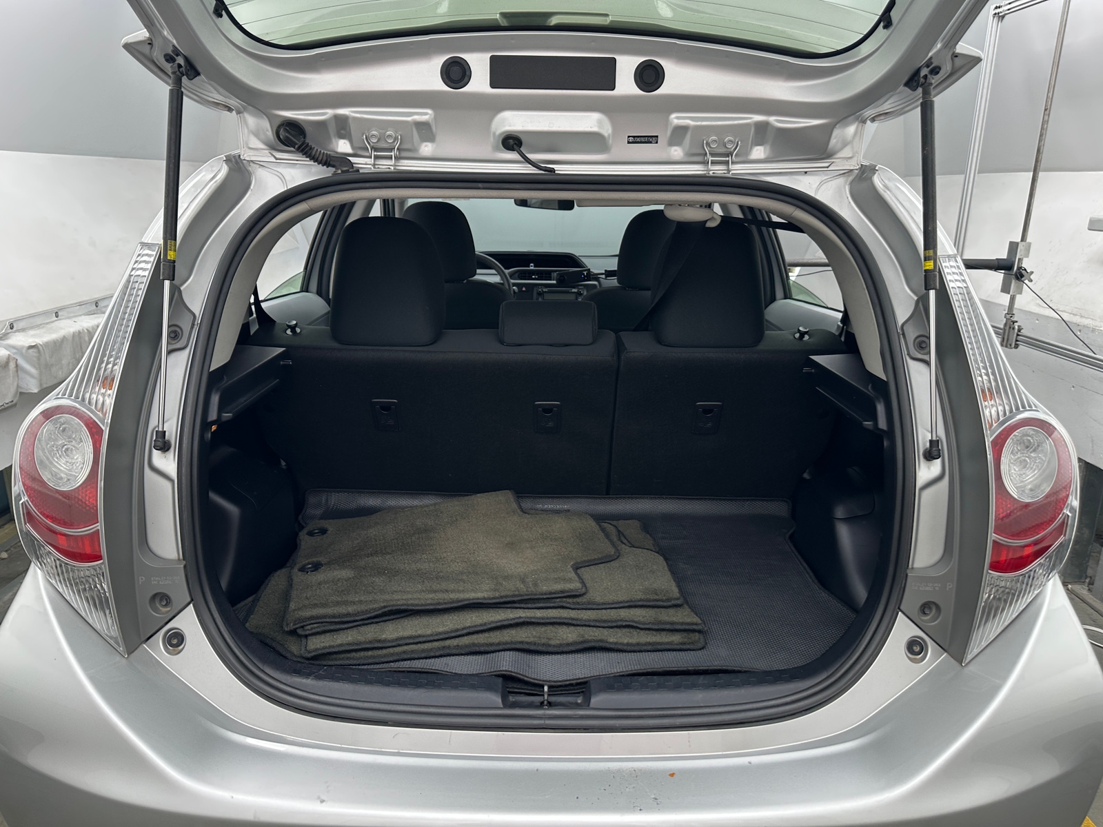 Thumbnail: 2014 Toyota Prius c - 7