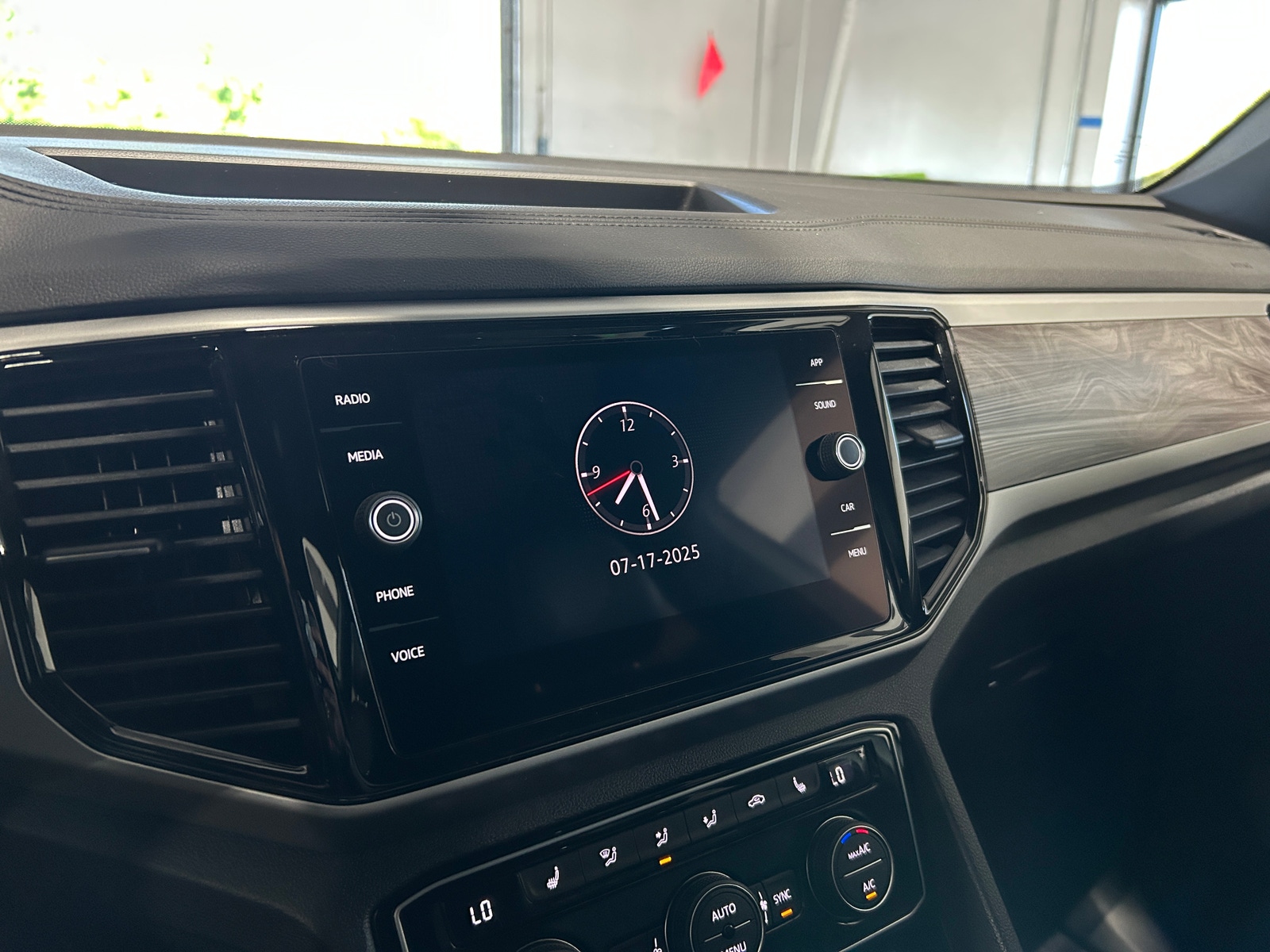 Thumbnail: 2022 Volkswagen Atlas - 3