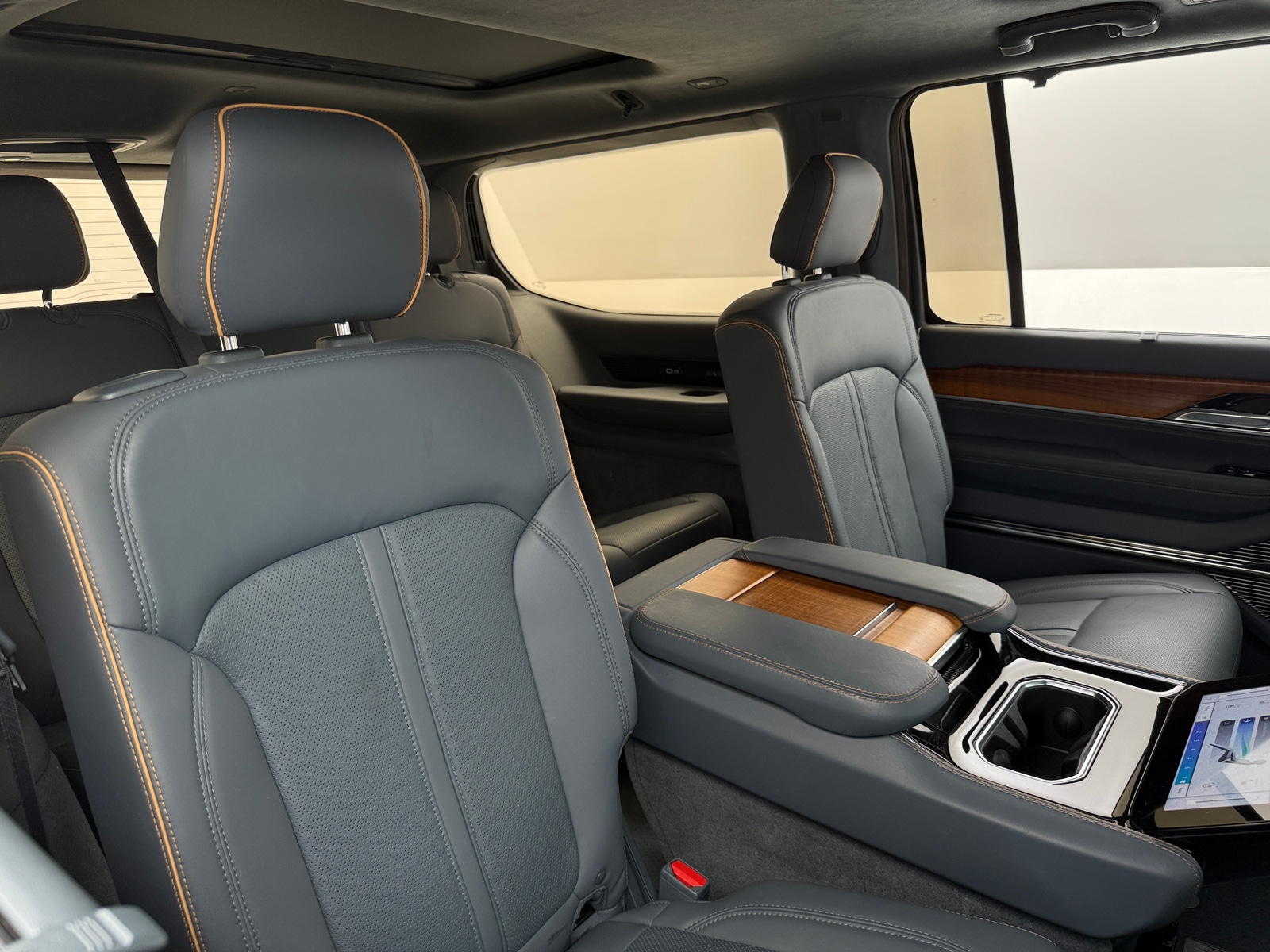 Thumbnail: 2022 Jeep Grand Wagoneer - 5