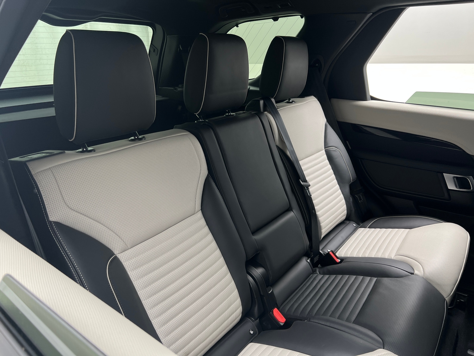Thumbnail: 2022 Land Rover Discovery - 5
