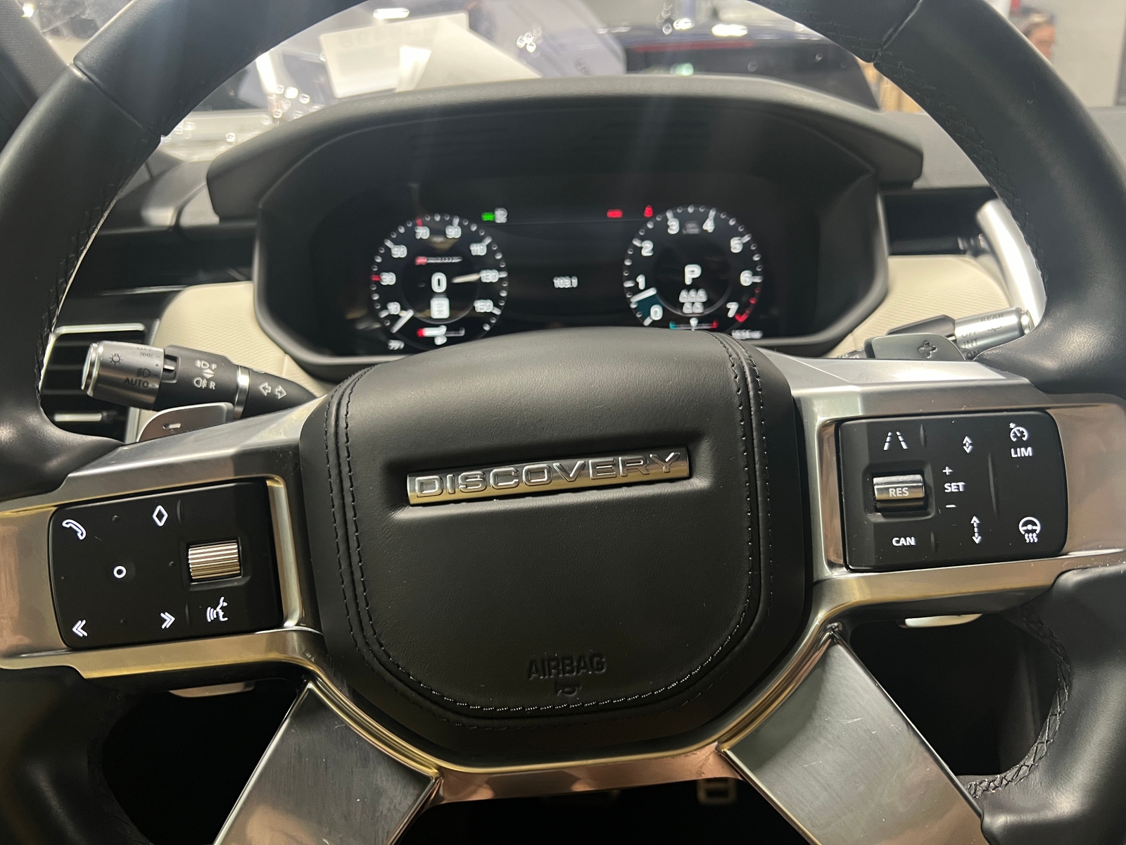 Thumbnail: 2022 Land Rover Discovery - 4