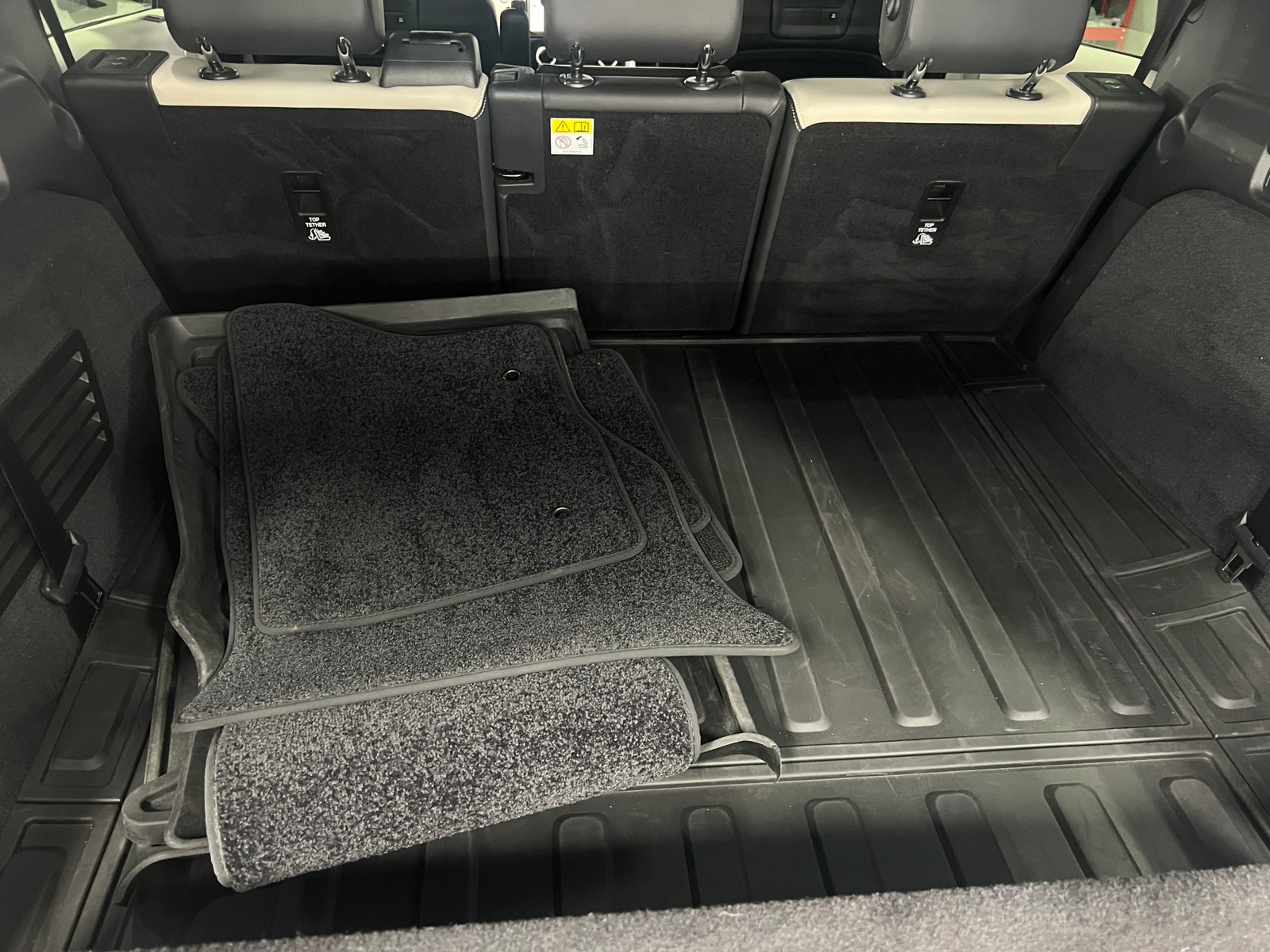 Thumbnail: 2022 Land Rover Discovery - 6