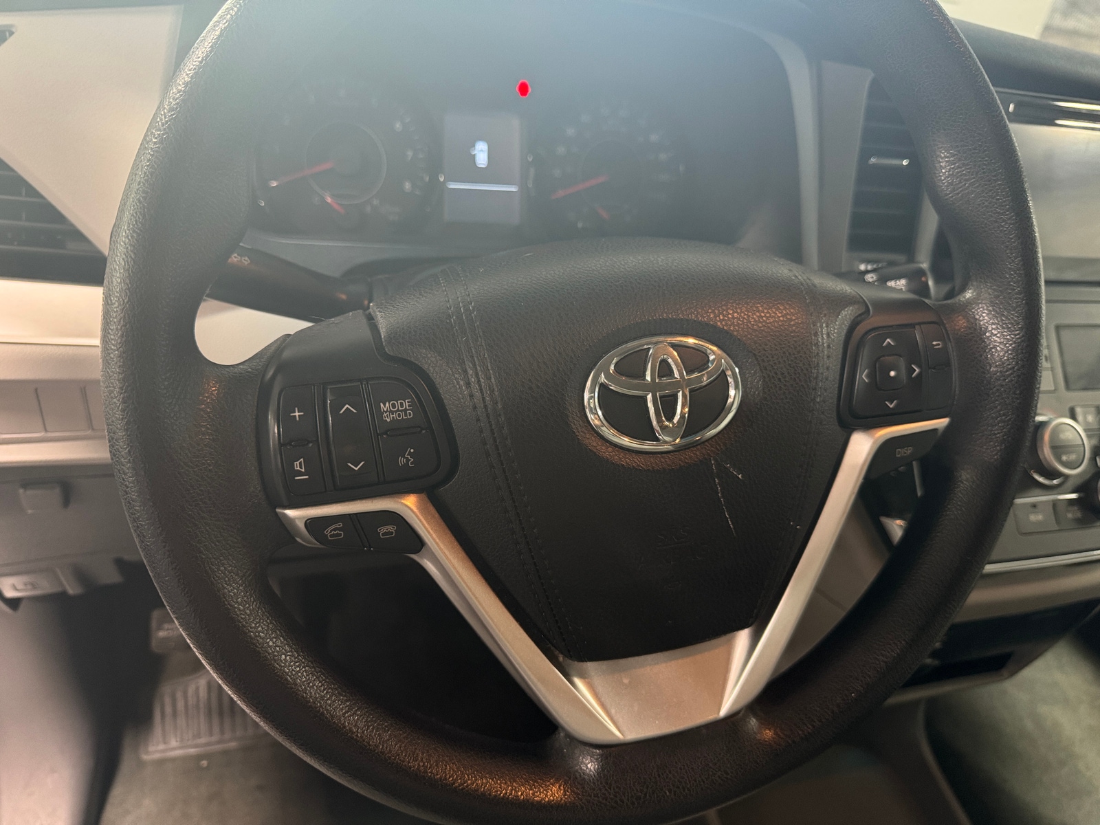 Thumbnail: 2017 Toyota Sienna - 5