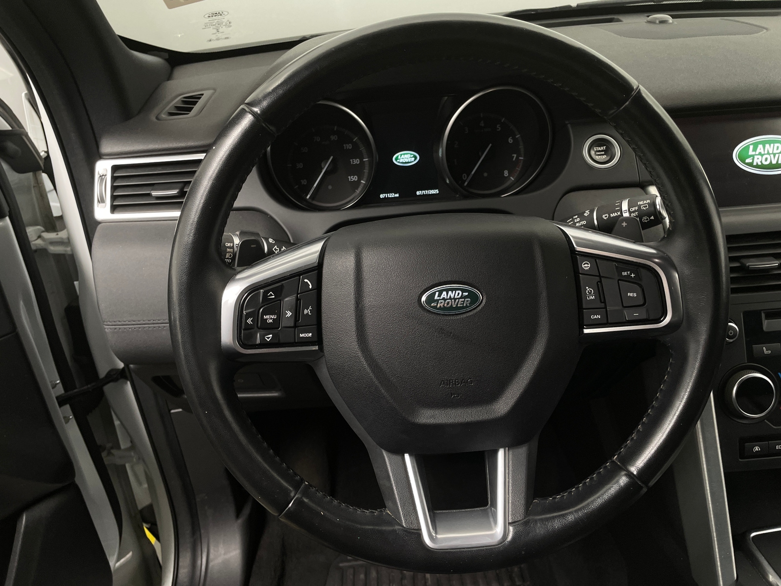 Thumbnail: 2017 Land Rover Discovery Sport - 4