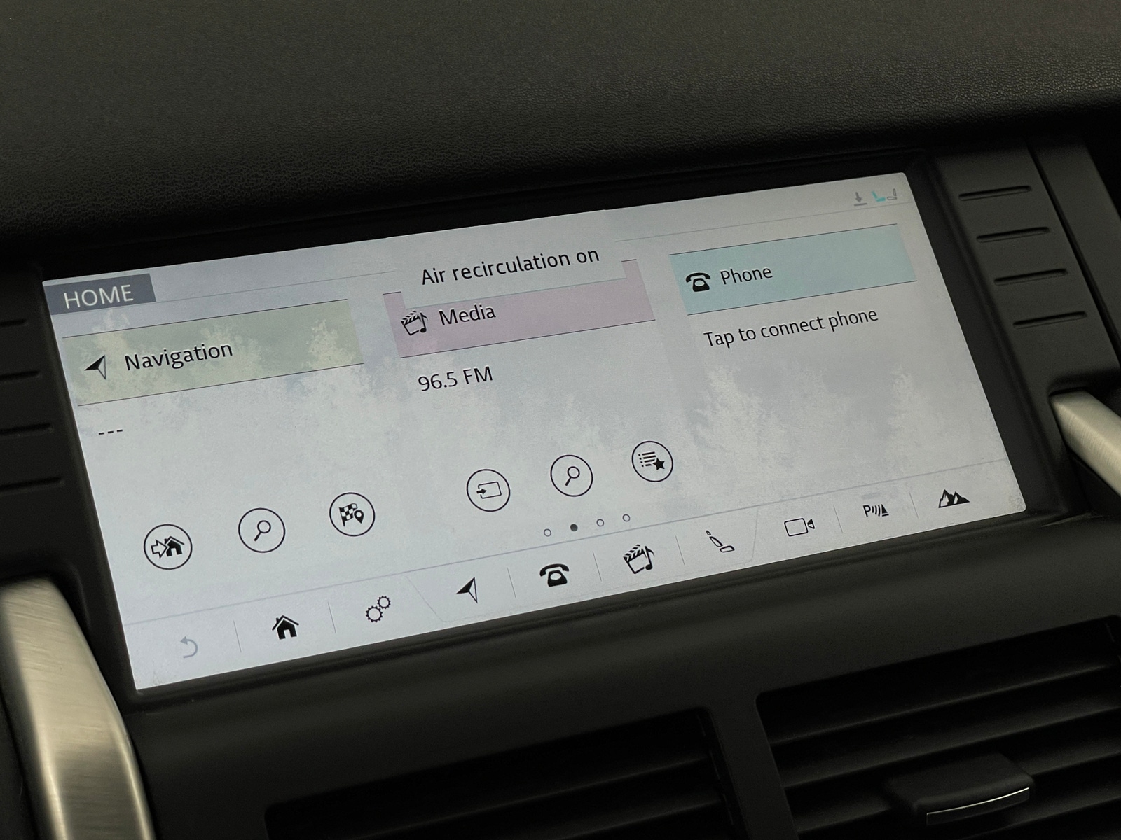 Thumbnail: 2017 Land Rover Discovery Sport - 3