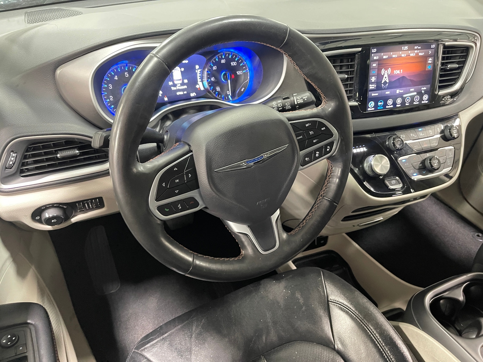 Thumbnail: 2020 Chrysler Pacifica - 4