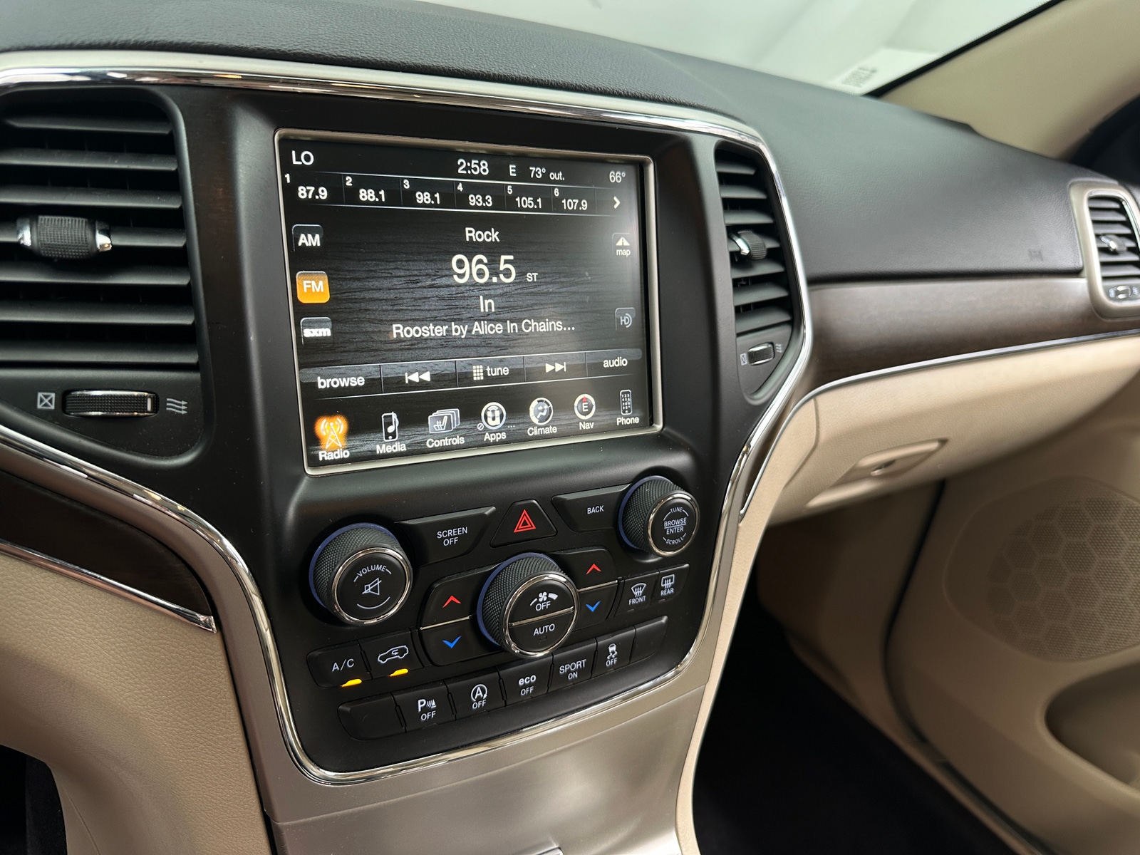 Thumbnail: 2017 Jeep Grand Cherokee - 3