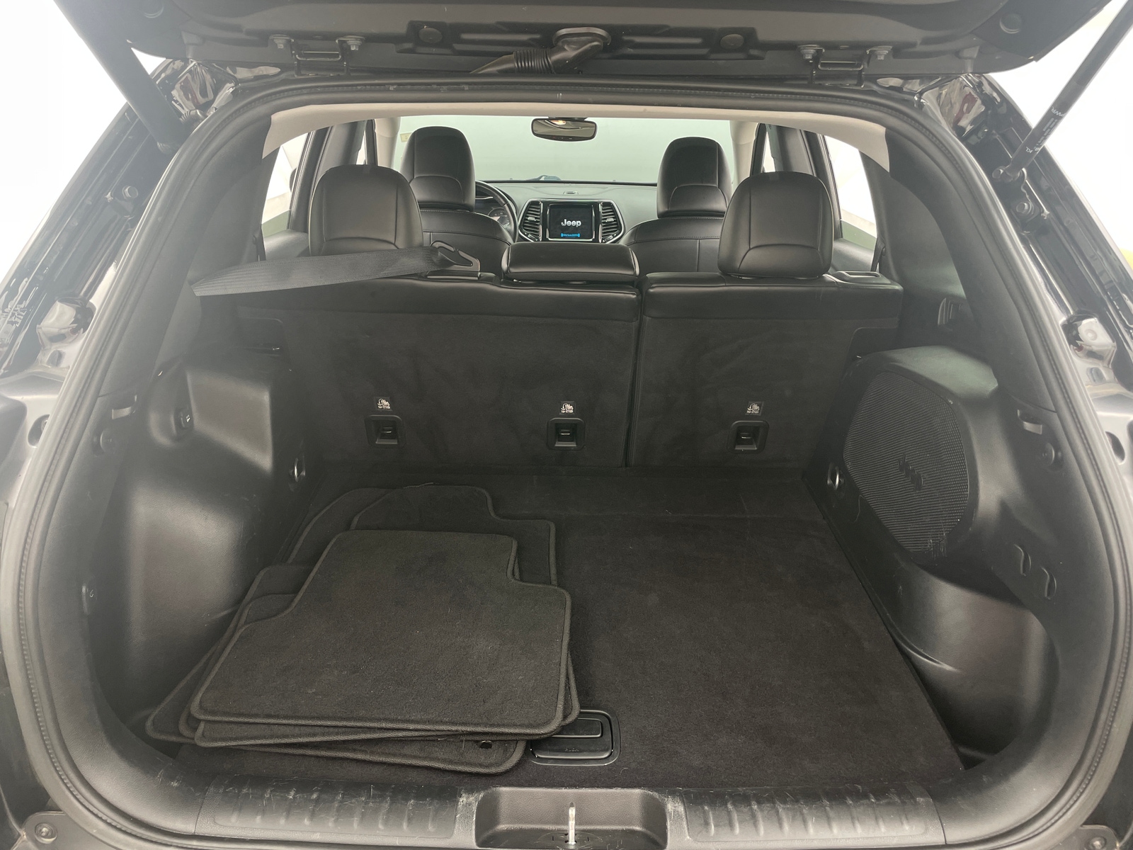 Thumbnail: 2019 Jeep Cherokee - 6