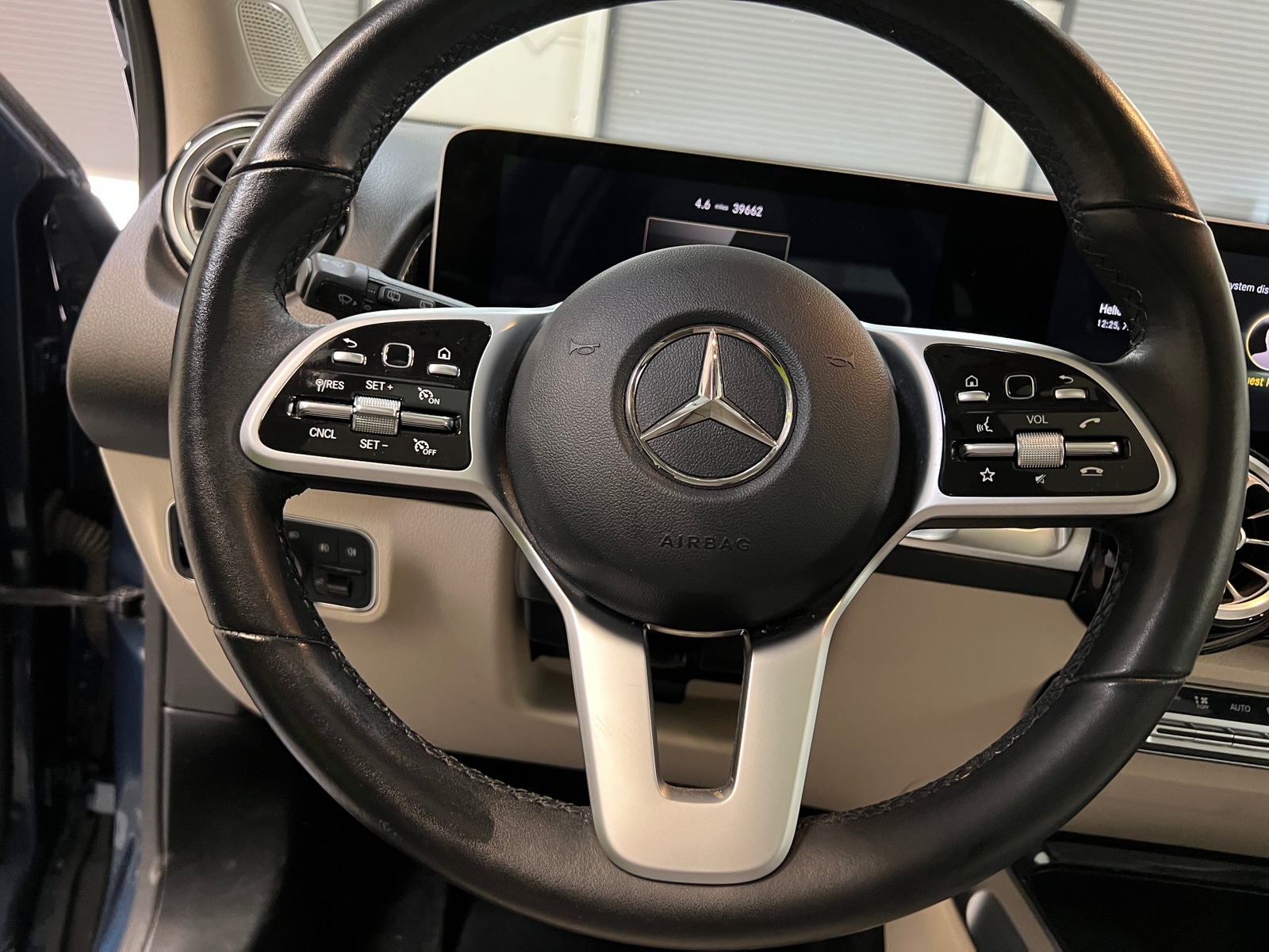 Thumbnail: 2021 Mercedes-Benz GLB - 4