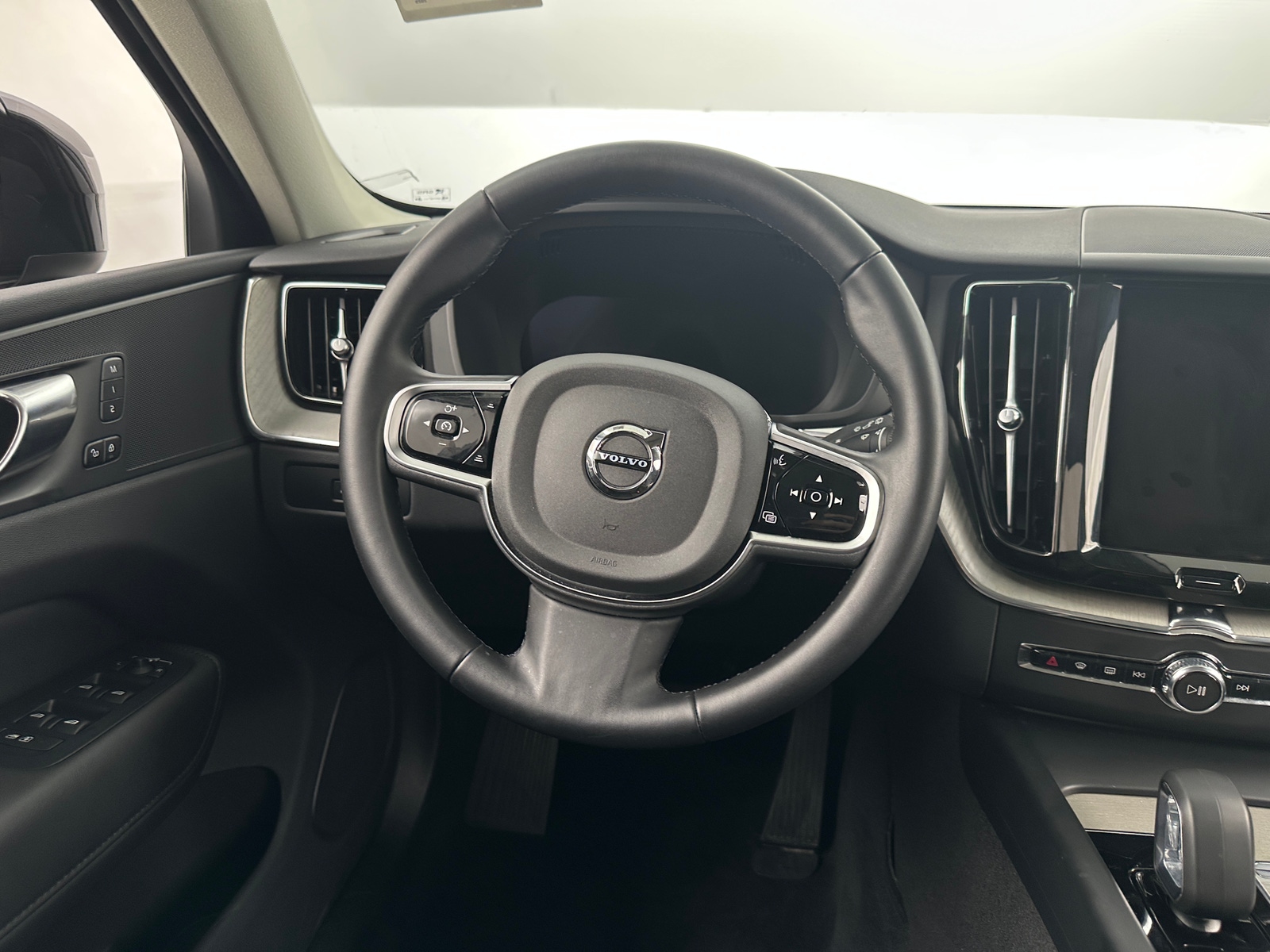Thumbnail: 2025 Volvo XC60 - 4