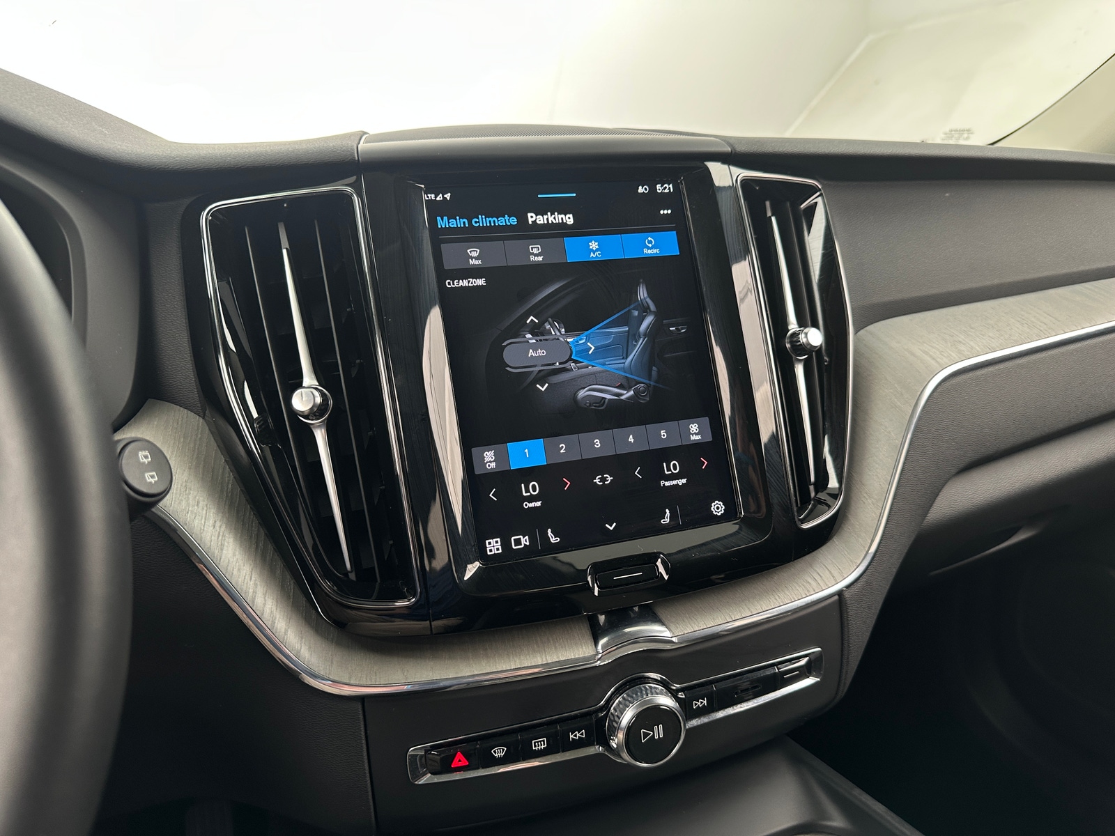Thumbnail: 2025 Volvo XC60 - 3
