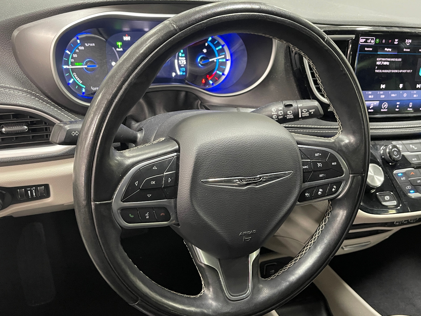 Thumbnail: 2022 Chrysler Pacifica - 4