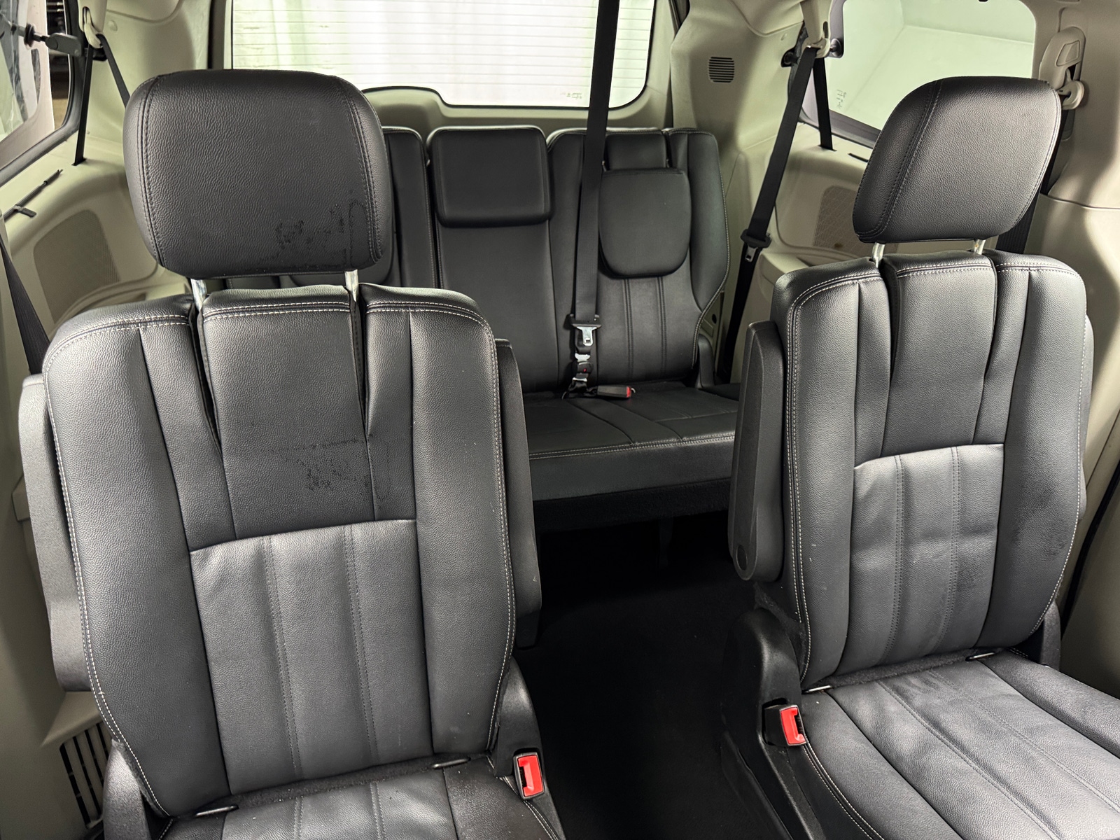 Thumbnail: 2016 Chrysler Town & Country - 5