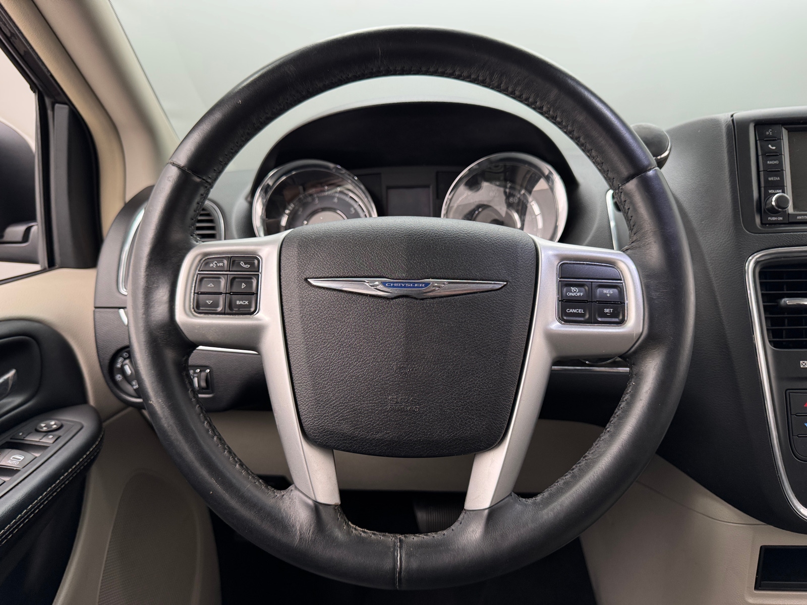 Thumbnail: 2016 Chrysler Town & Country - 4