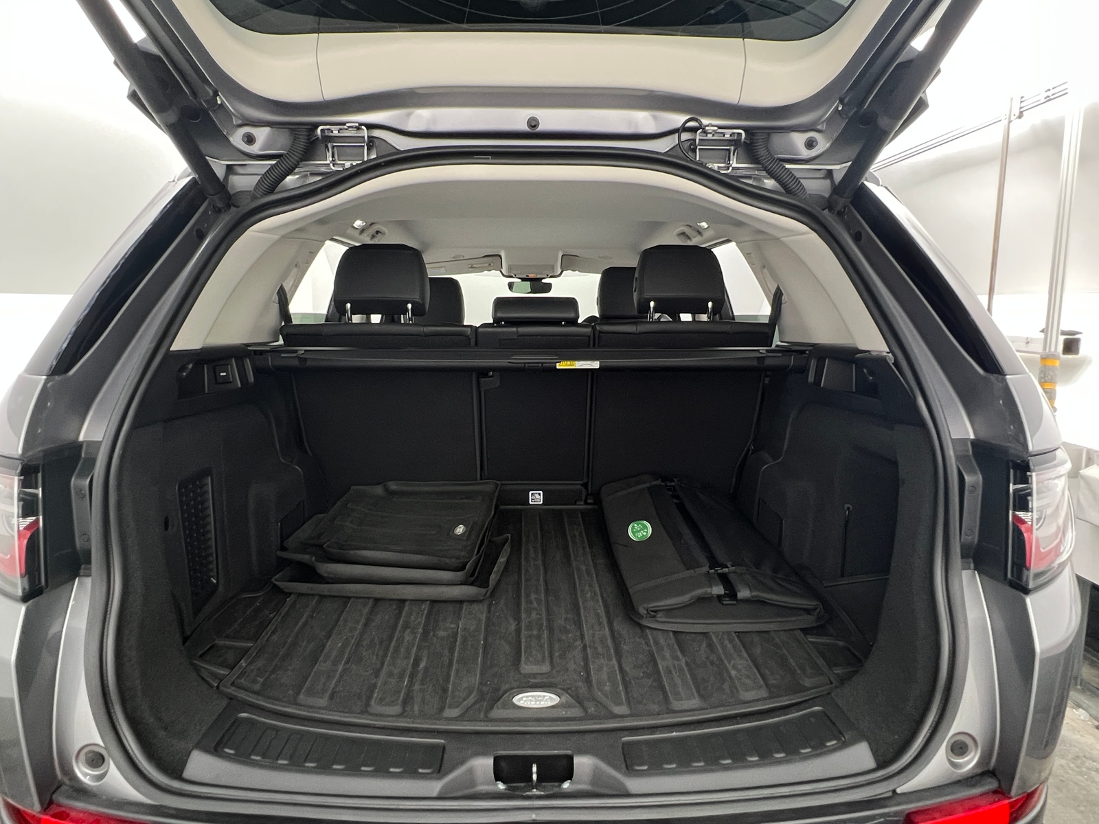 Thumbnail: 2021 Land Rover Discovery Sport - 6