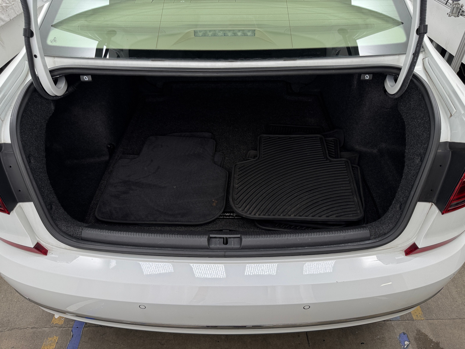 Thumbnail: 2017 Volkswagen Passat - 6
