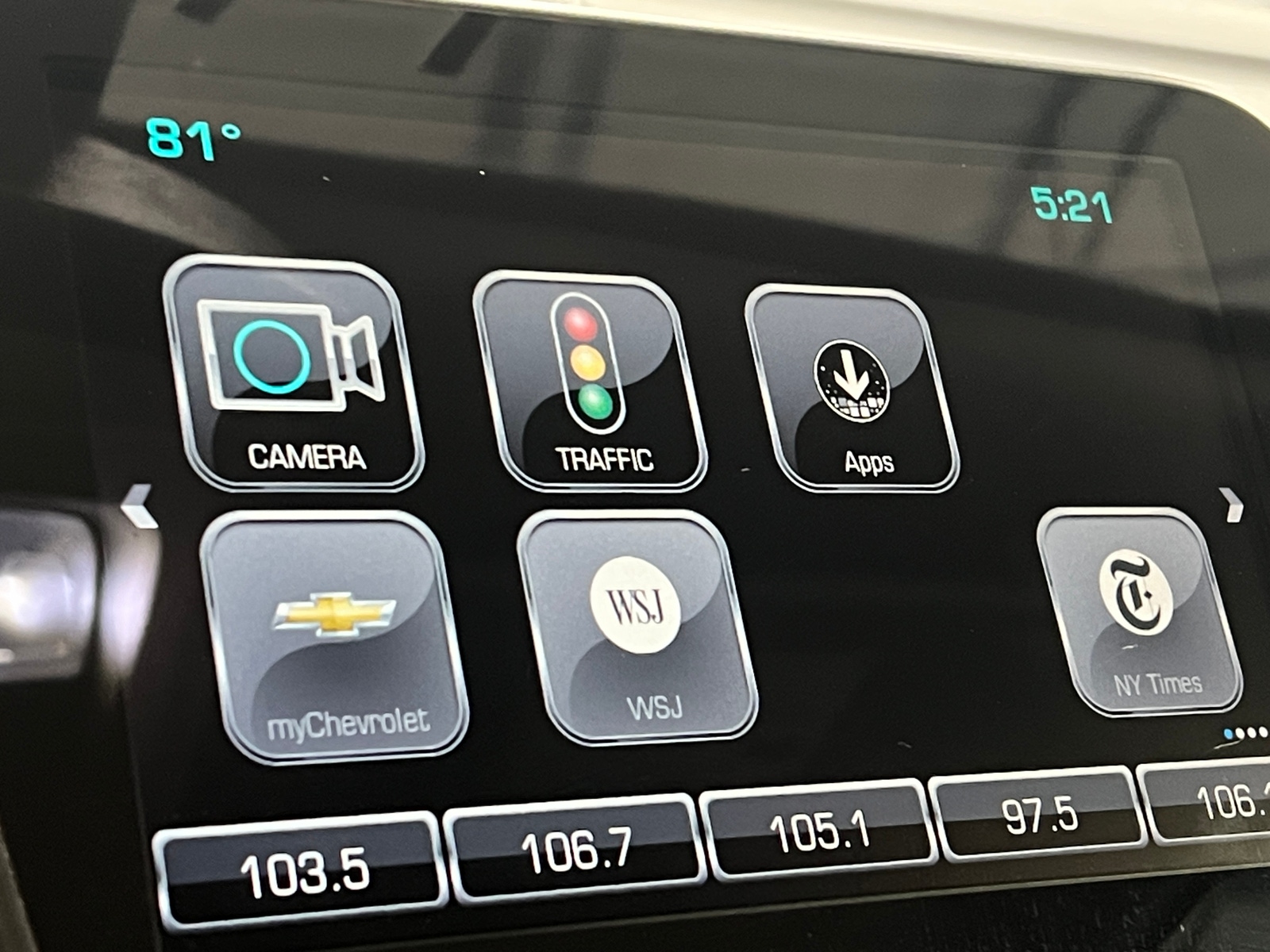 Thumbnail: 2018 Chevrolet Equinox - 3