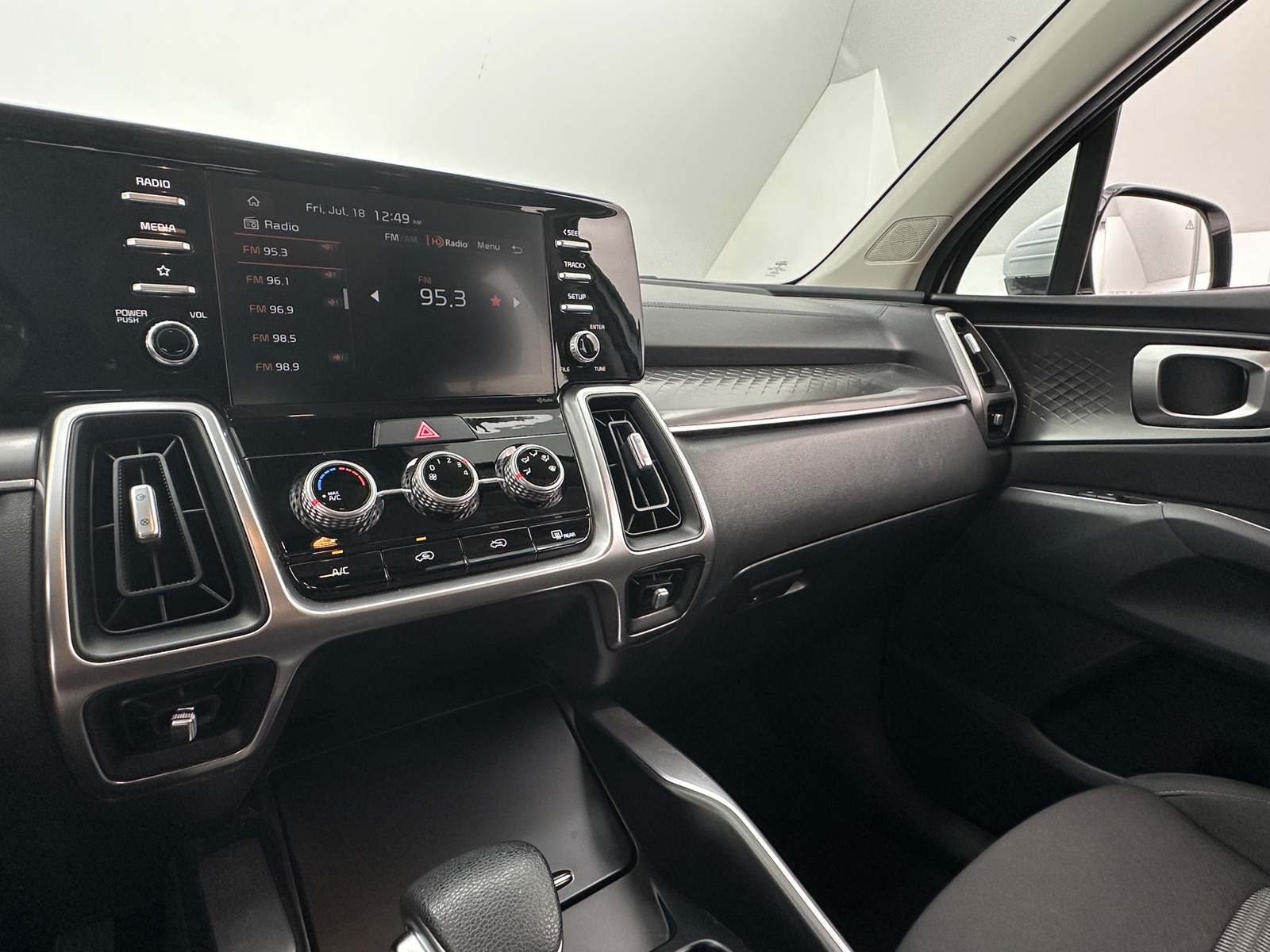 Thumbnail: 2023 Kia Sorento - 4