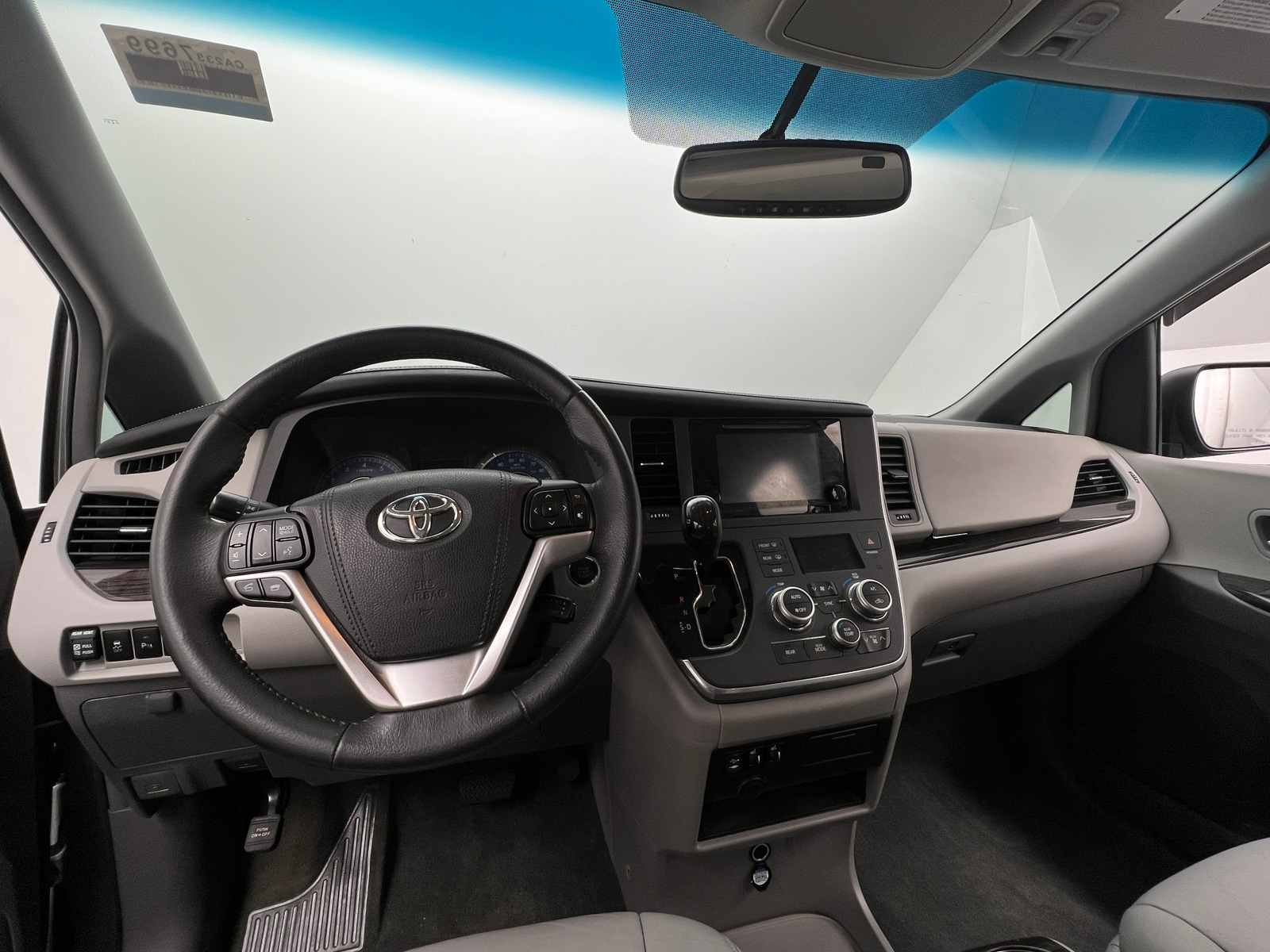 Thumbnail: 2017 Toyota Sienna - 2