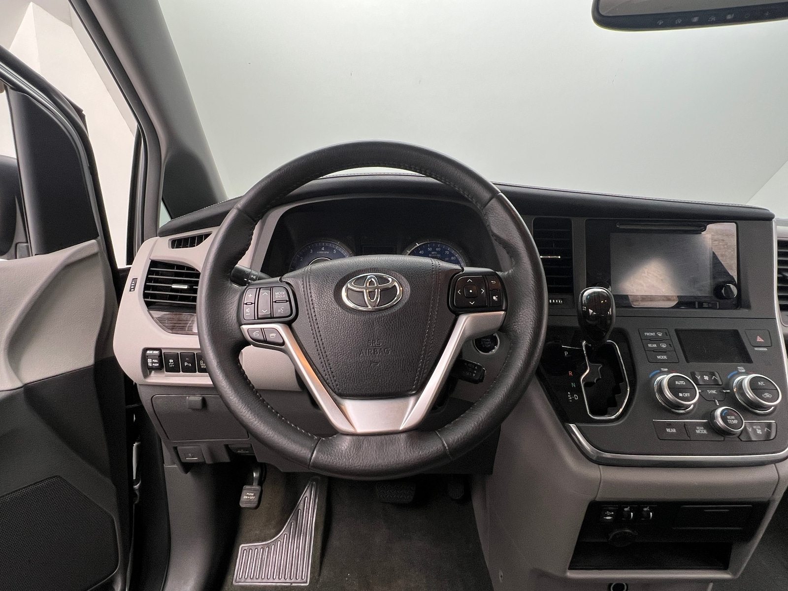 Thumbnail: 2017 Toyota Sienna - 4
