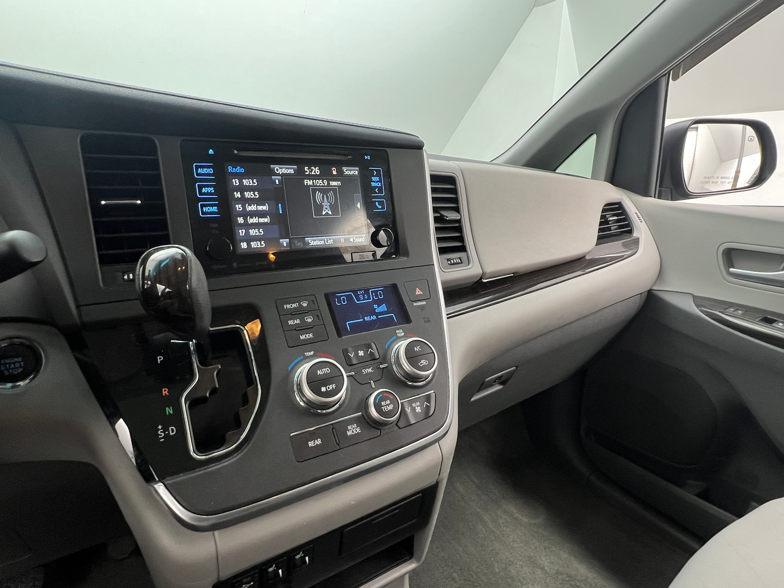 Thumbnail: 2017 Toyota Sienna - 3