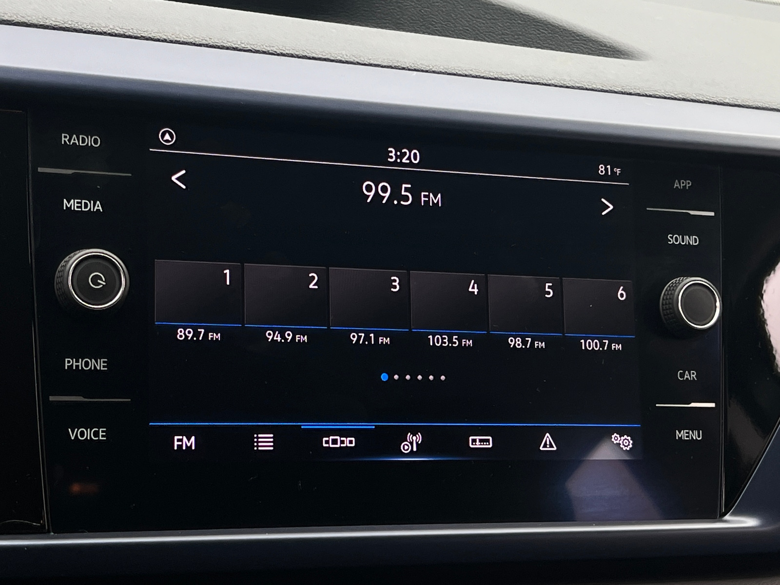 Thumbnail: 2022 Volkswagen Taos - 3