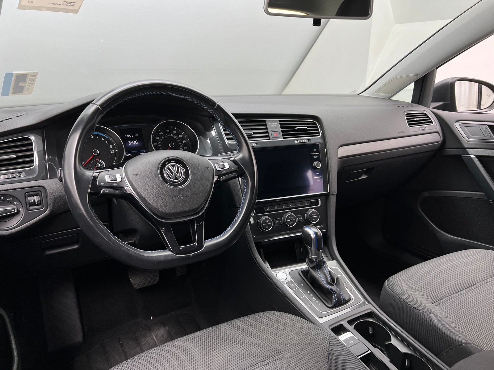 Thumbnail: 2019 Volkswagen e-Golf - 3