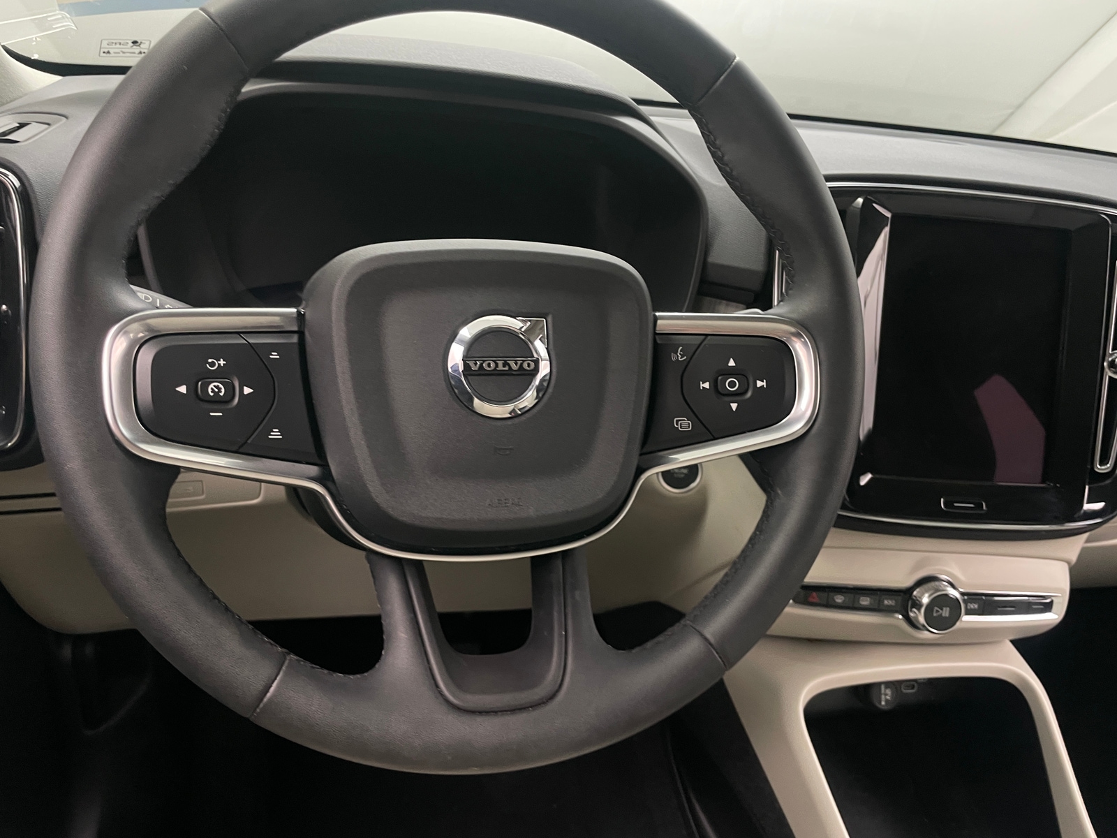 Thumbnail: 2024 Volvo XC40 - 4