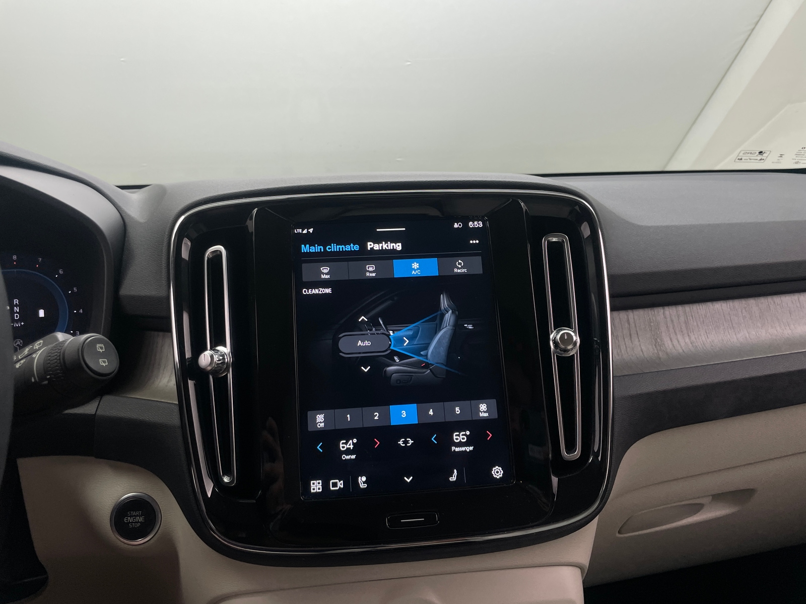 Thumbnail: 2024 Volvo XC40 - 3
