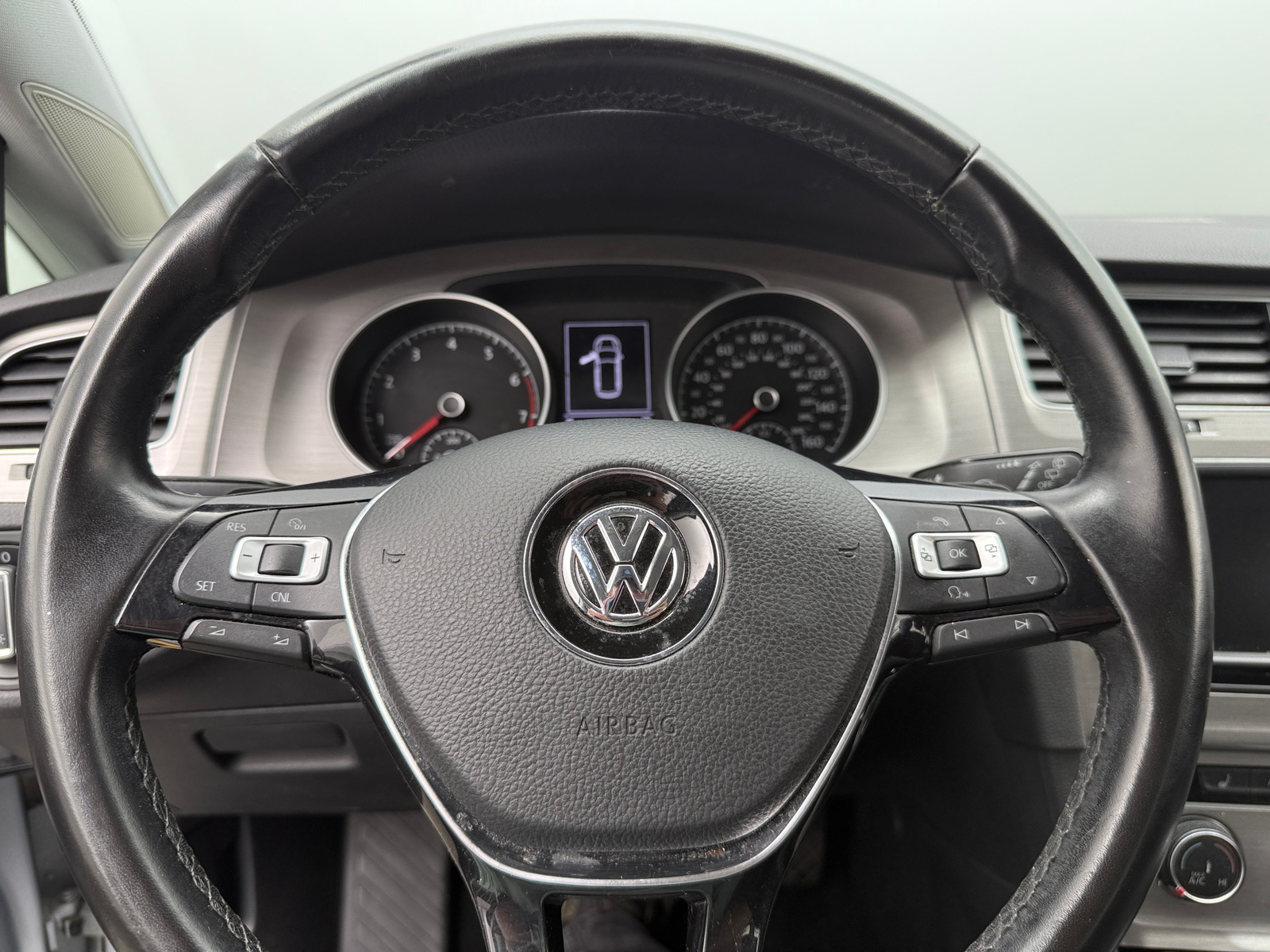 Thumbnail: 2017 Volkswagen e-Golf - 5