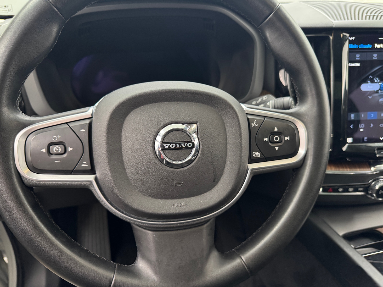 Thumbnail: 2022 Volvo XC60 - 5