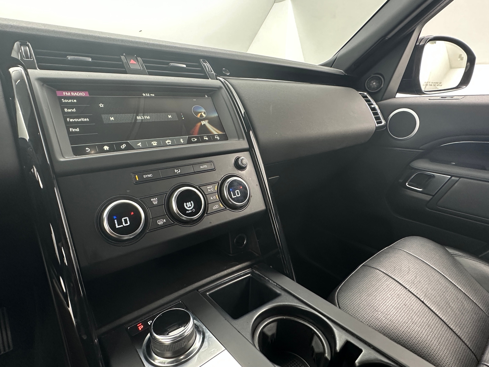 Thumbnail: 2020 Land Rover Discovery - 3
