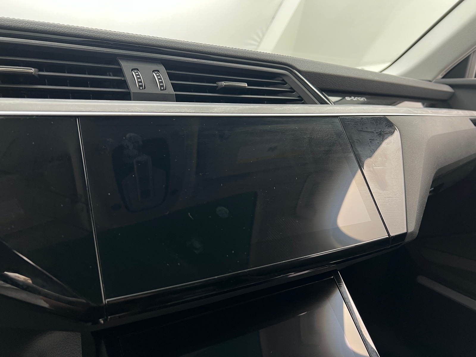 Thumbnail: 2023 Audi e-tron - 3